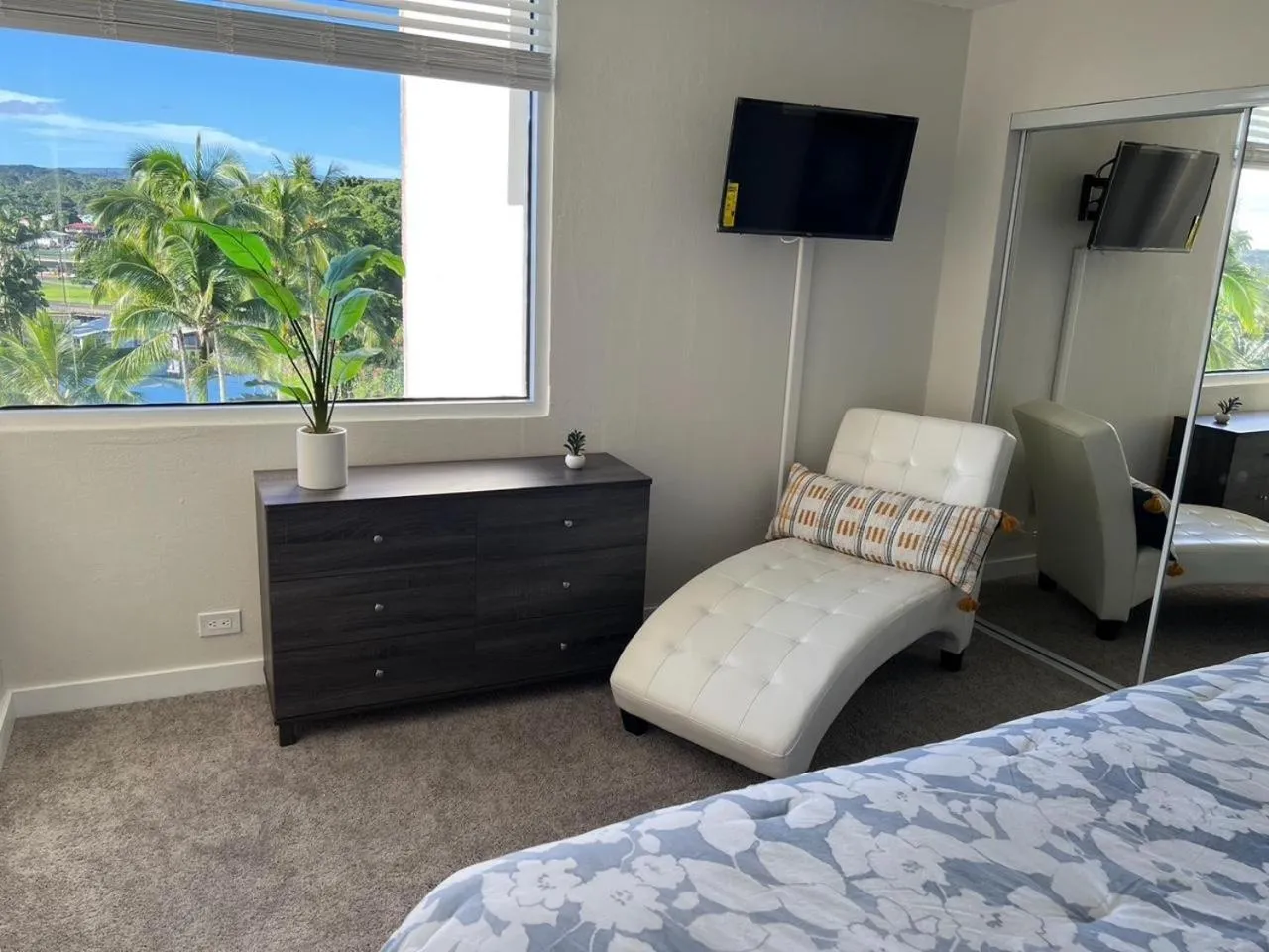 Bed in Stunning Views Best location in Hilo 2BR modern Condo