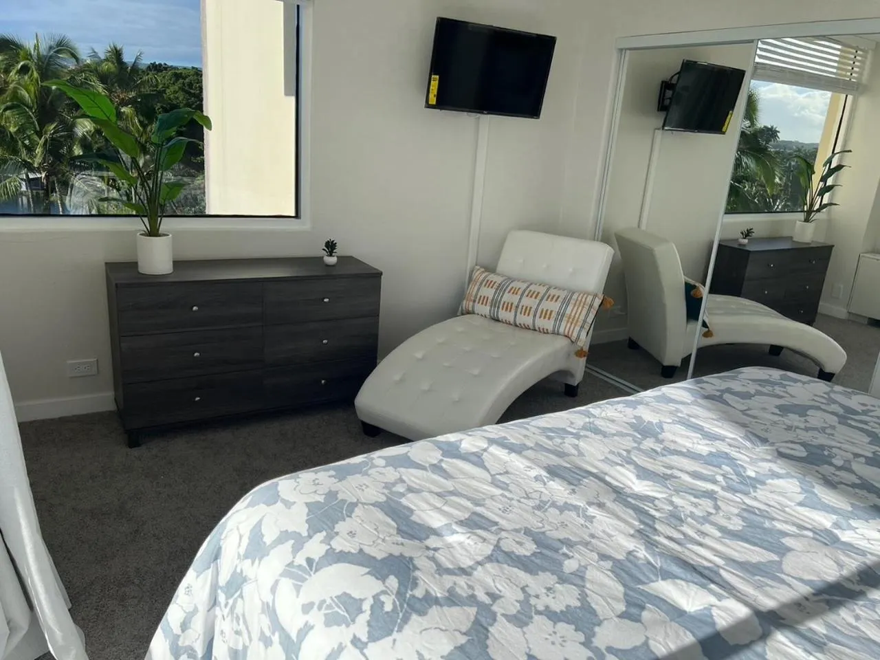 Bed in Stunning Views Best location in Hilo 2BR modern Condo
