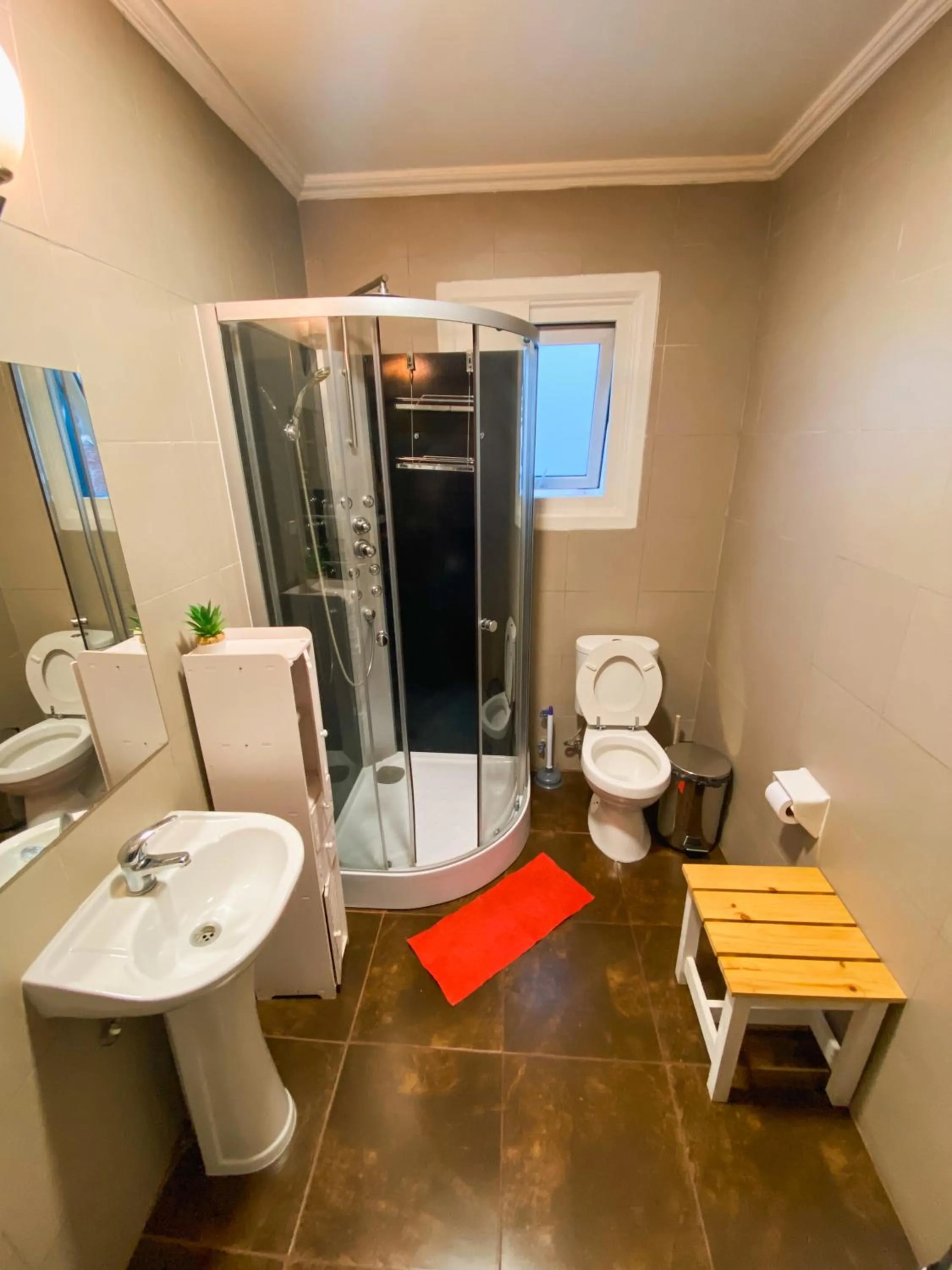 Shower in TQCaleta Providencia Barrio Italia