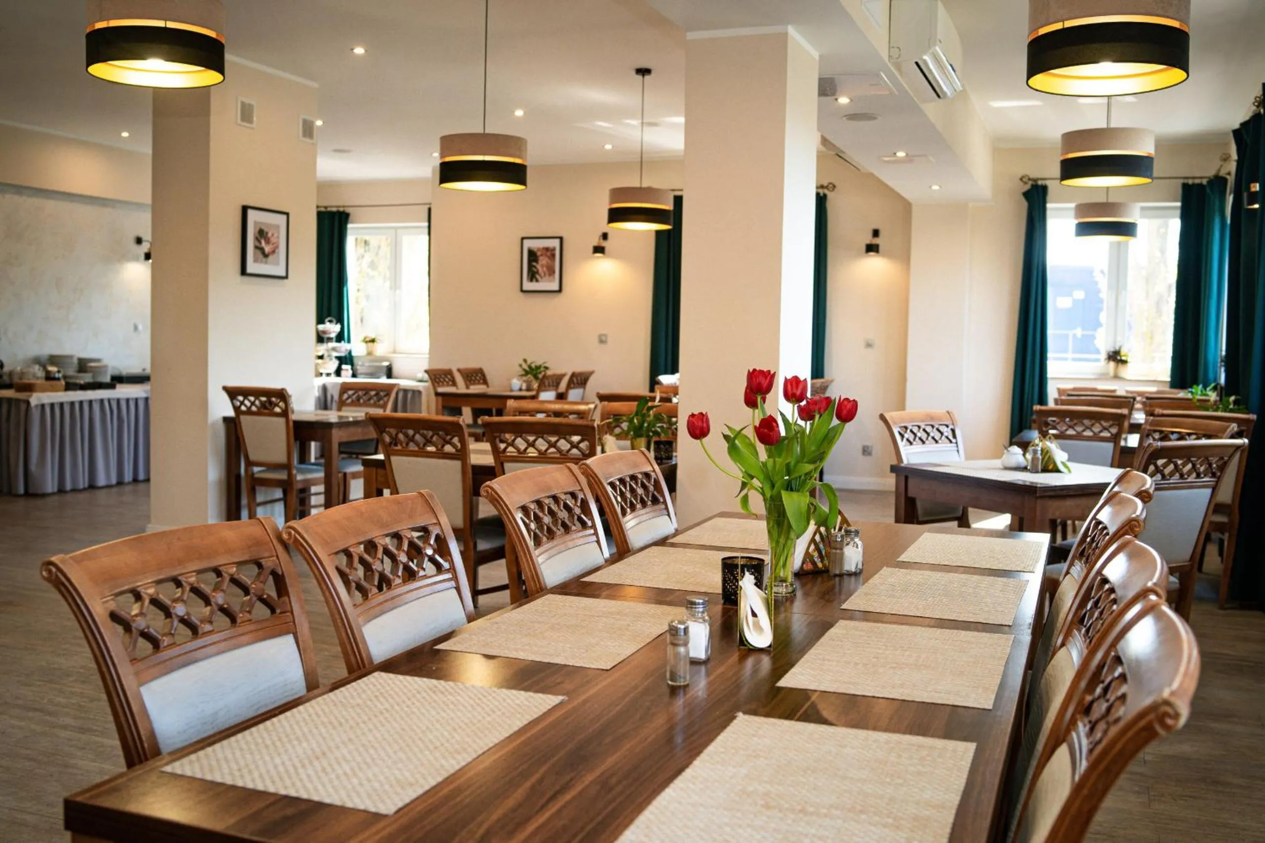 Restaurant/places to eat in Villa Pascal