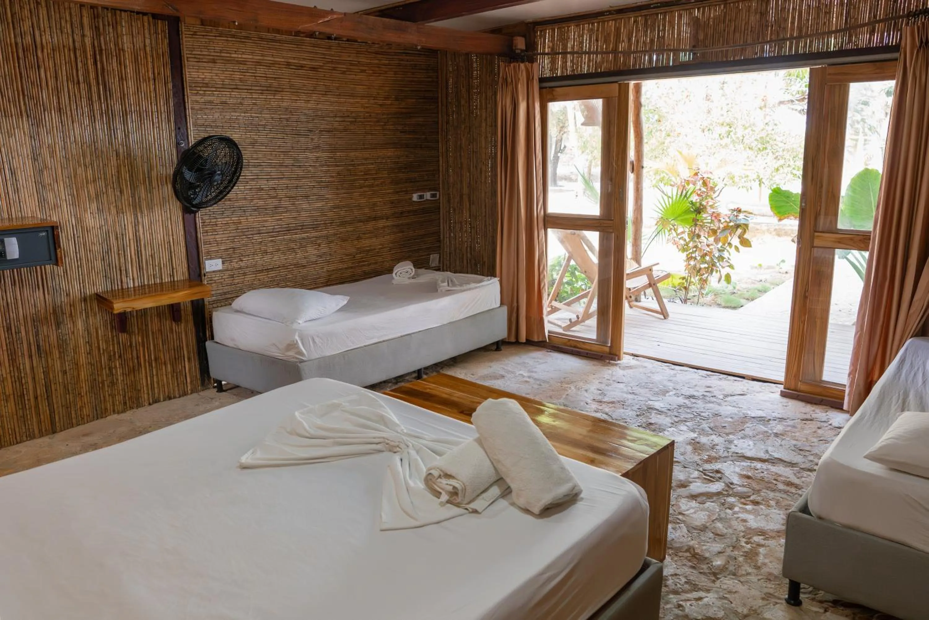 Photo of the whole room, Bed in La Playita Isla Fuerte