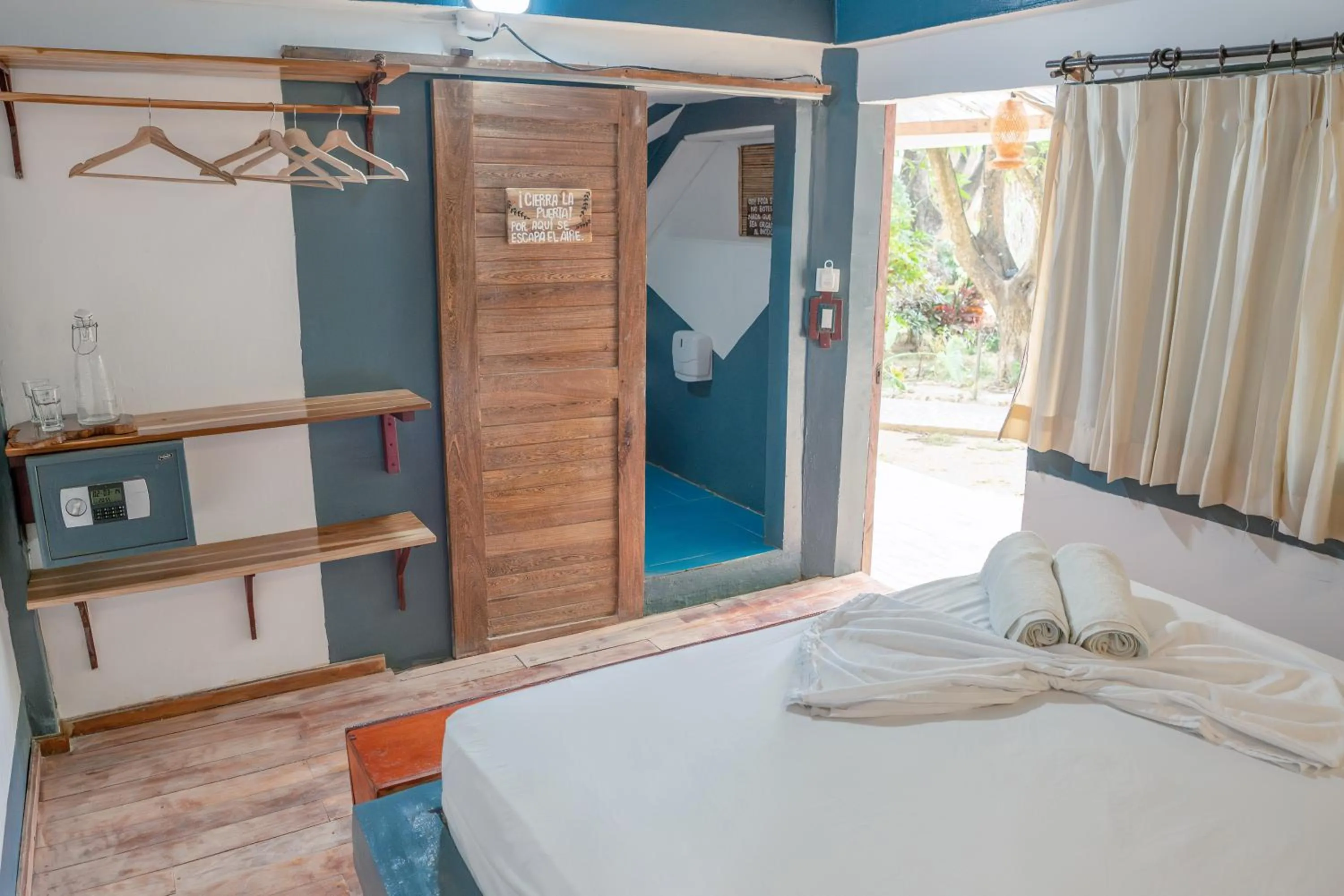 Photo of the whole room, Bed in La Playita Isla Fuerte