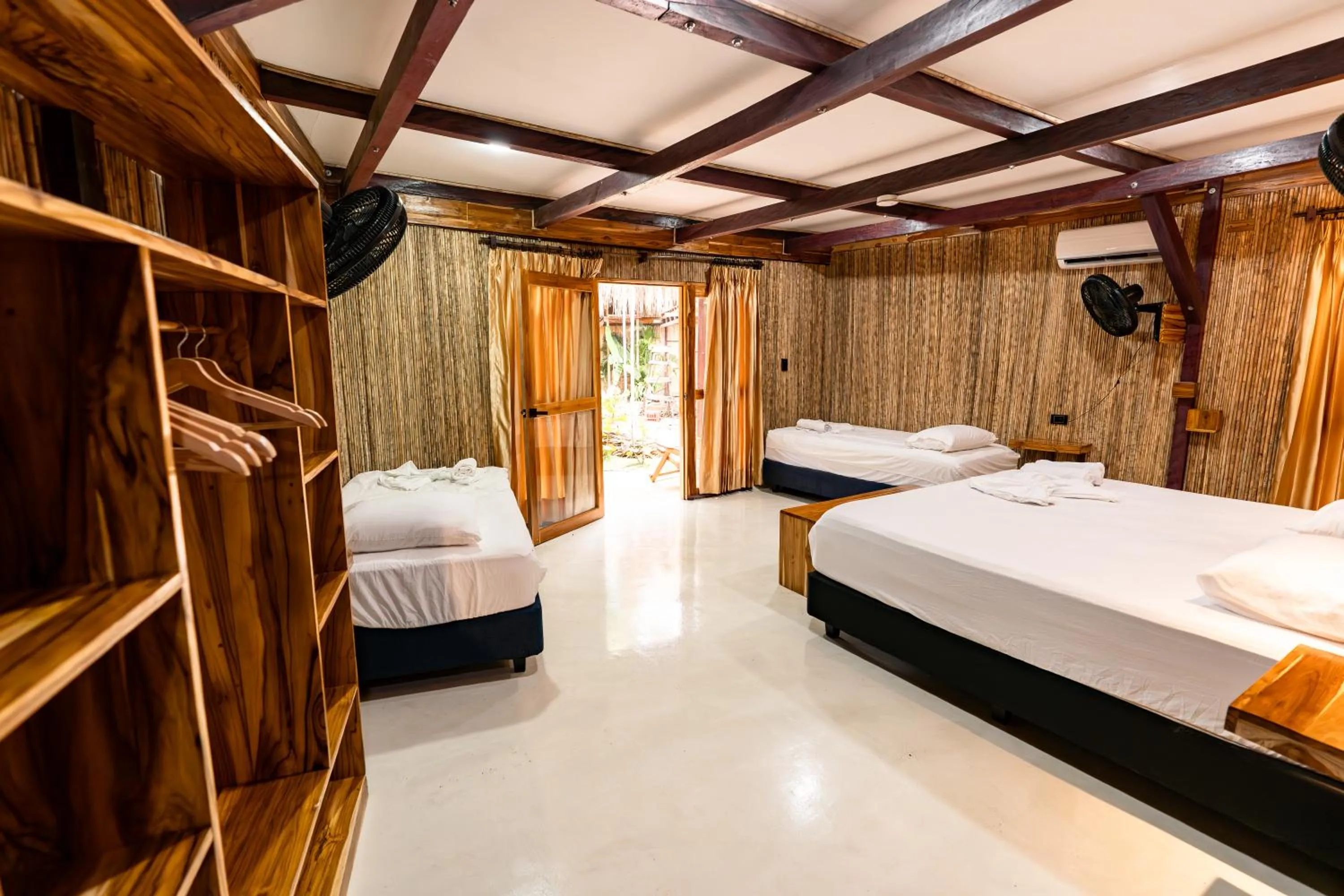 Photo of the whole room, Bed in La Playita Isla Fuerte