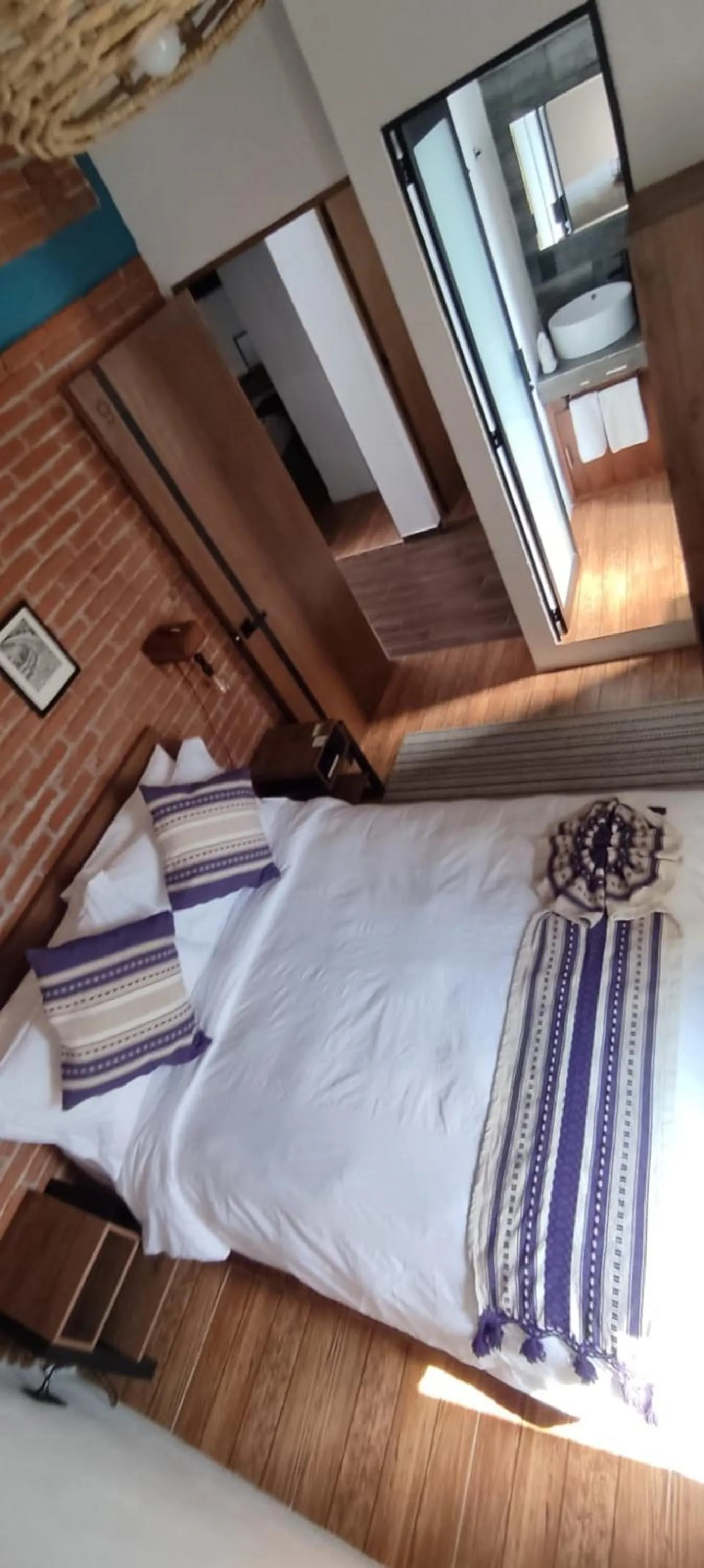 Photo of the whole room, Bed in Suites del Barrio