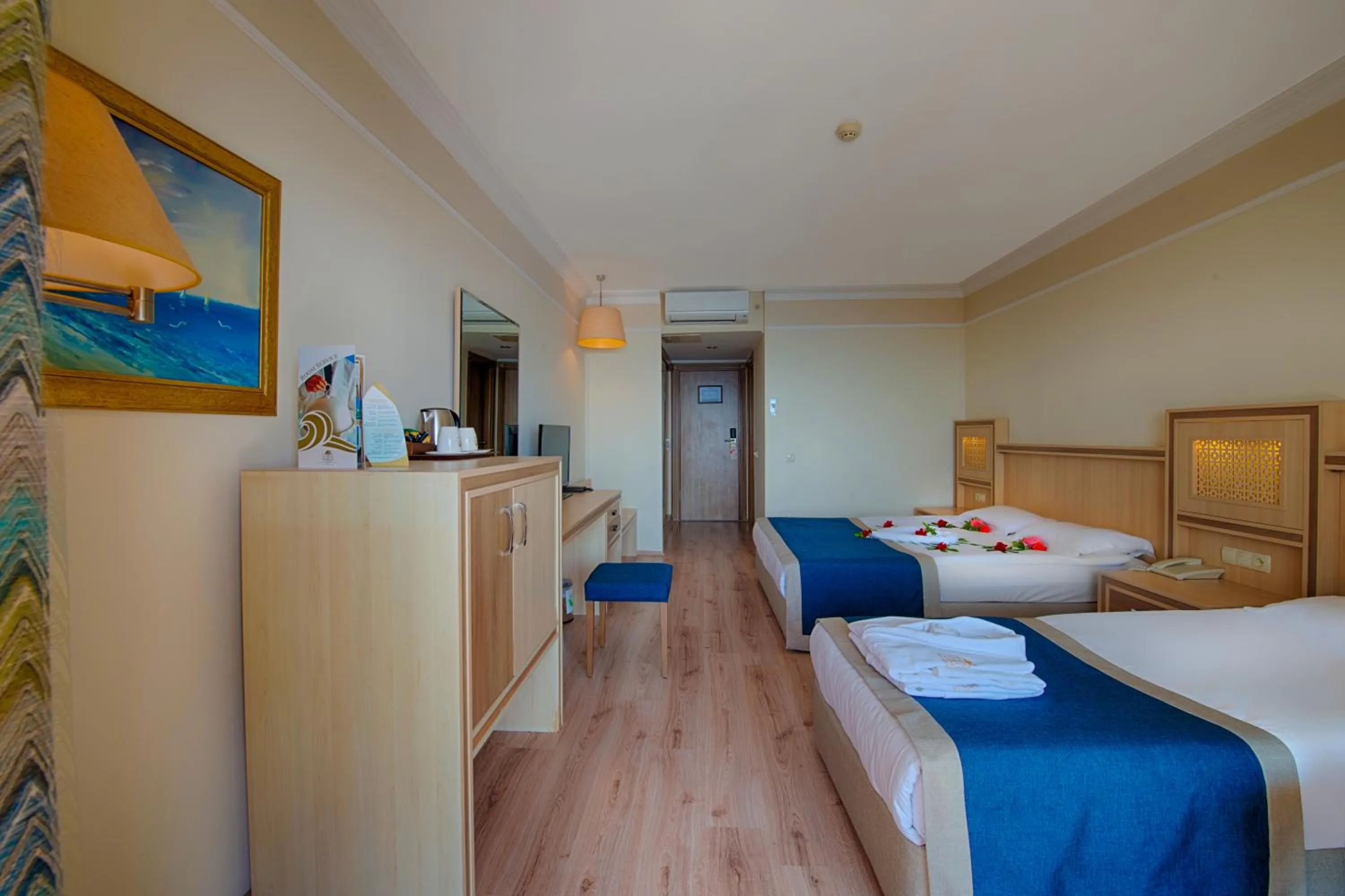 Photo of the whole room, Bed in Utopia World