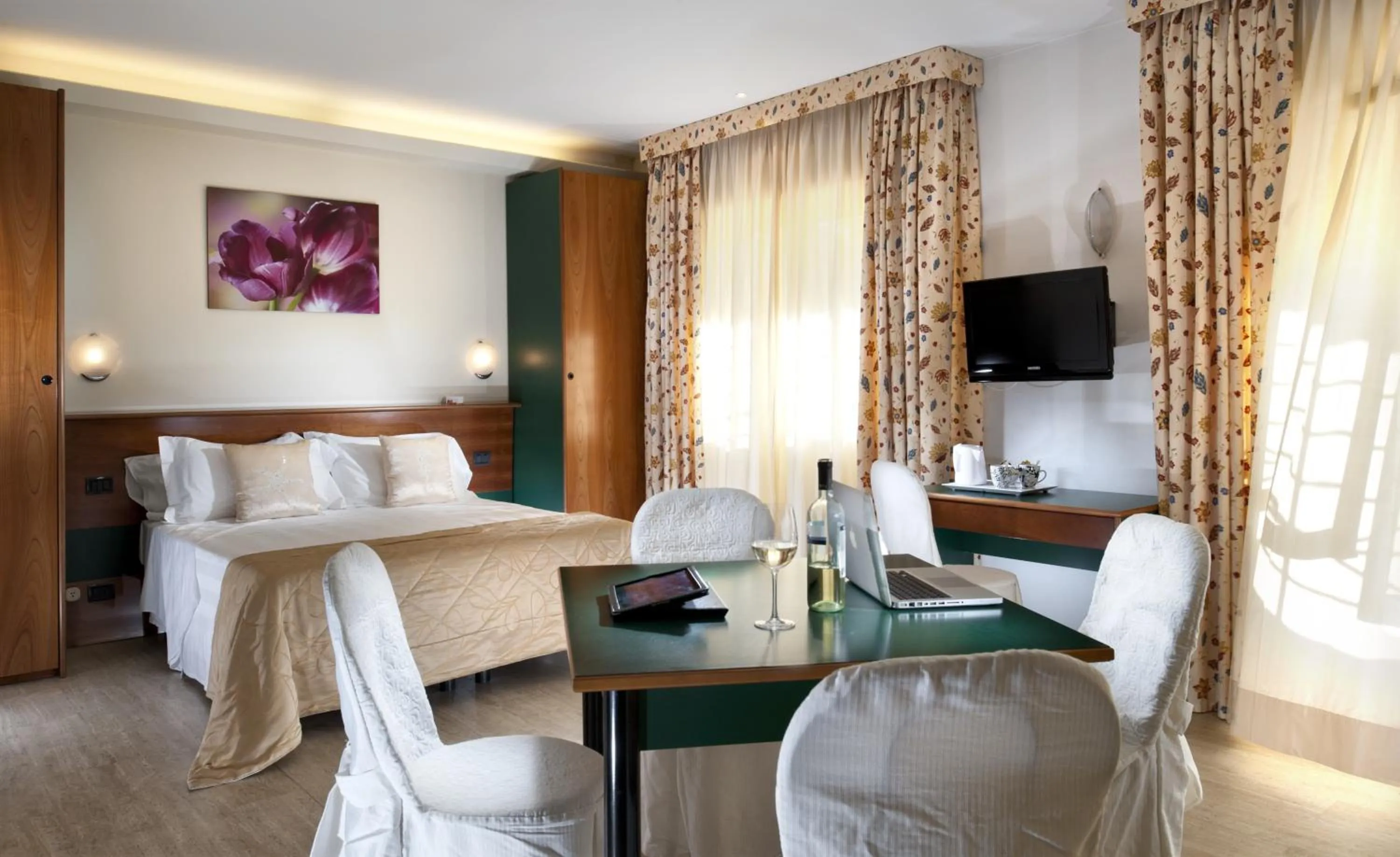 Seating area, Bed in Astoria Suite Hotel