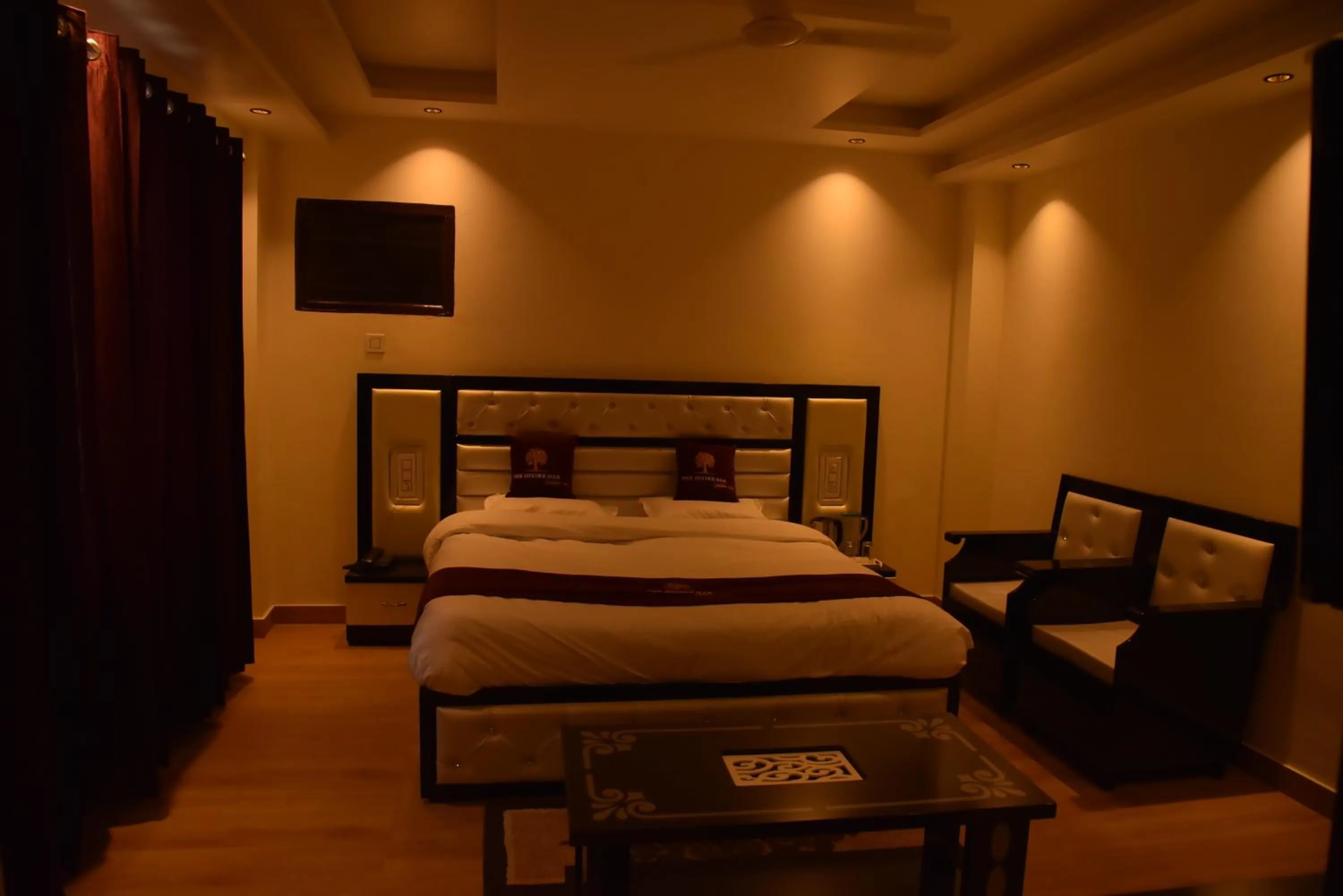 Bedroom, Bed in The Divine Oak Golden Leaf