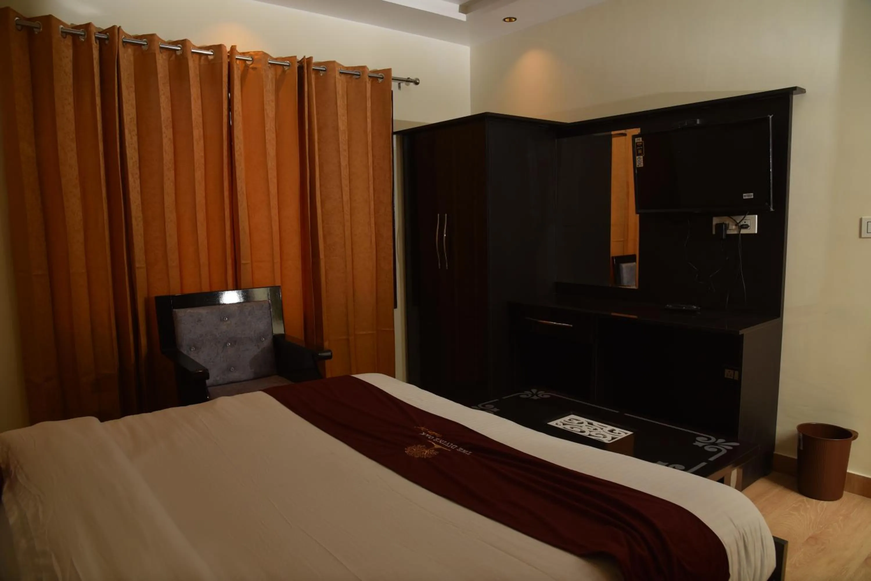 Bedroom, Bed in The Divine Oak Golden Leaf