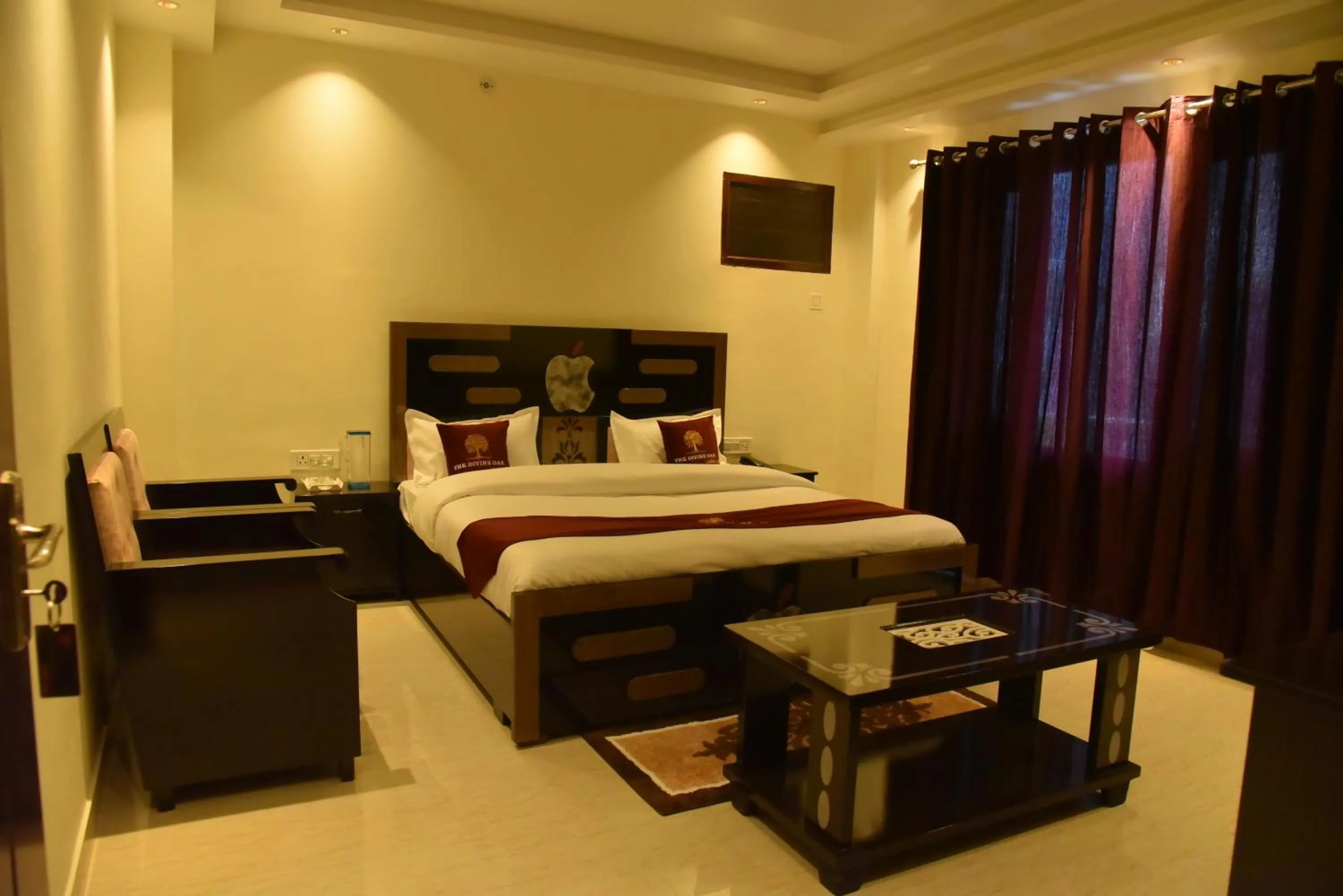 Bedroom, Bed in The Divine Oak Golden Leaf