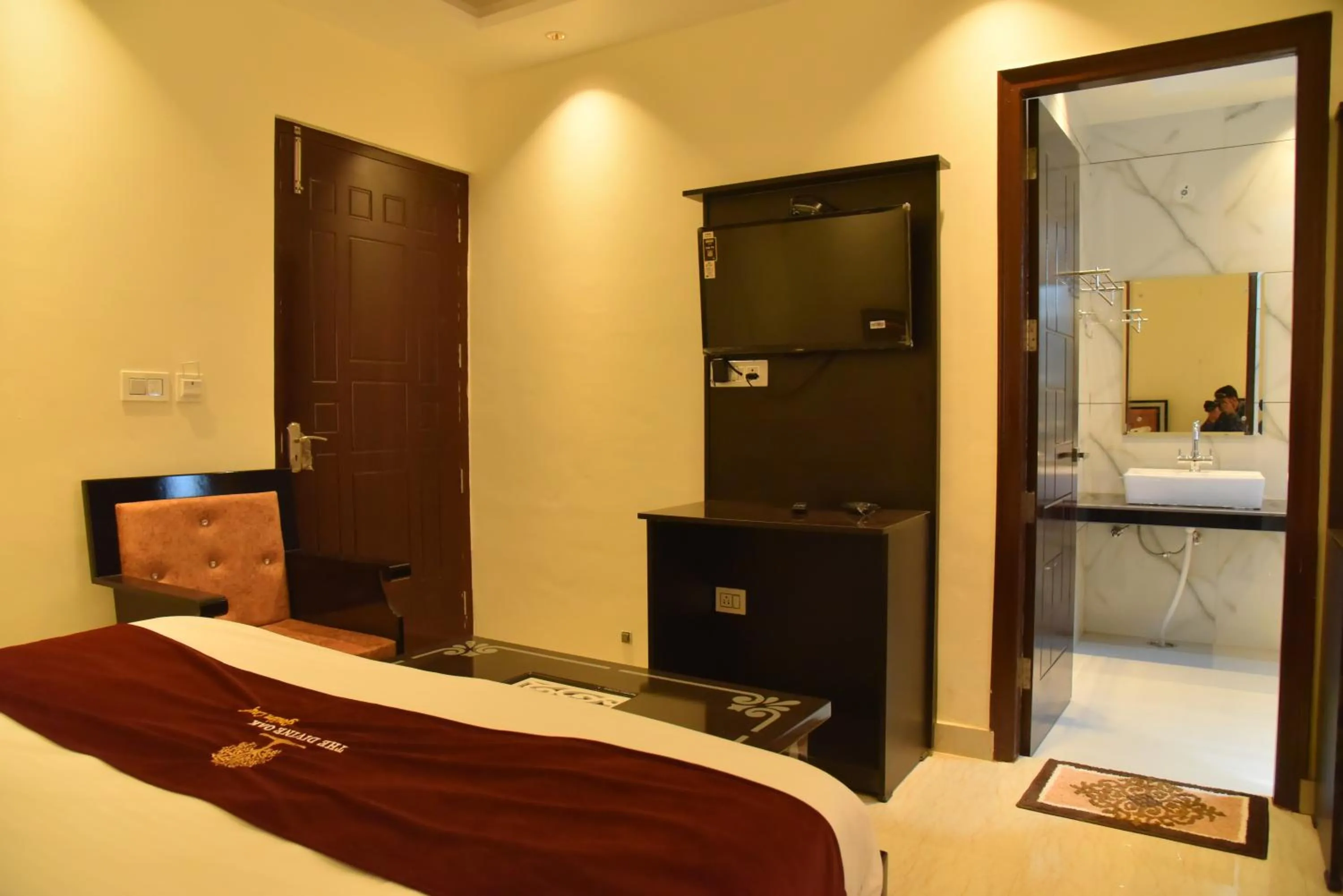 Bedroom, Bed in The Divine Oak Golden Leaf