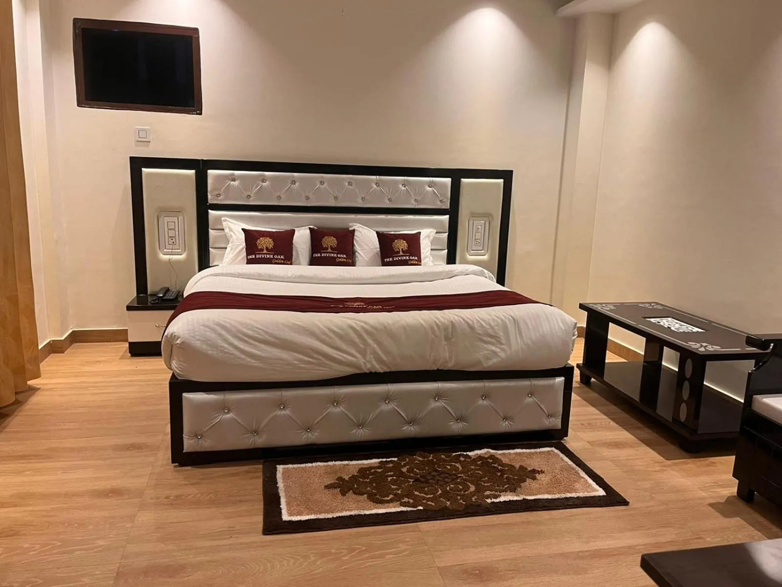 Bed in The Divine Oak Golden Leaf