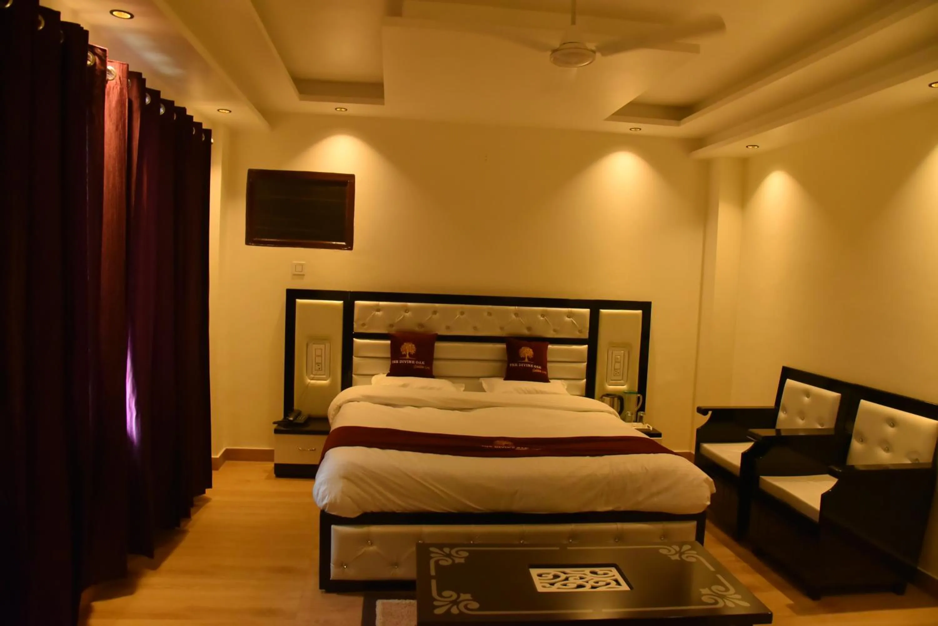 Bedroom, Bed in The Divine Oak Golden Leaf