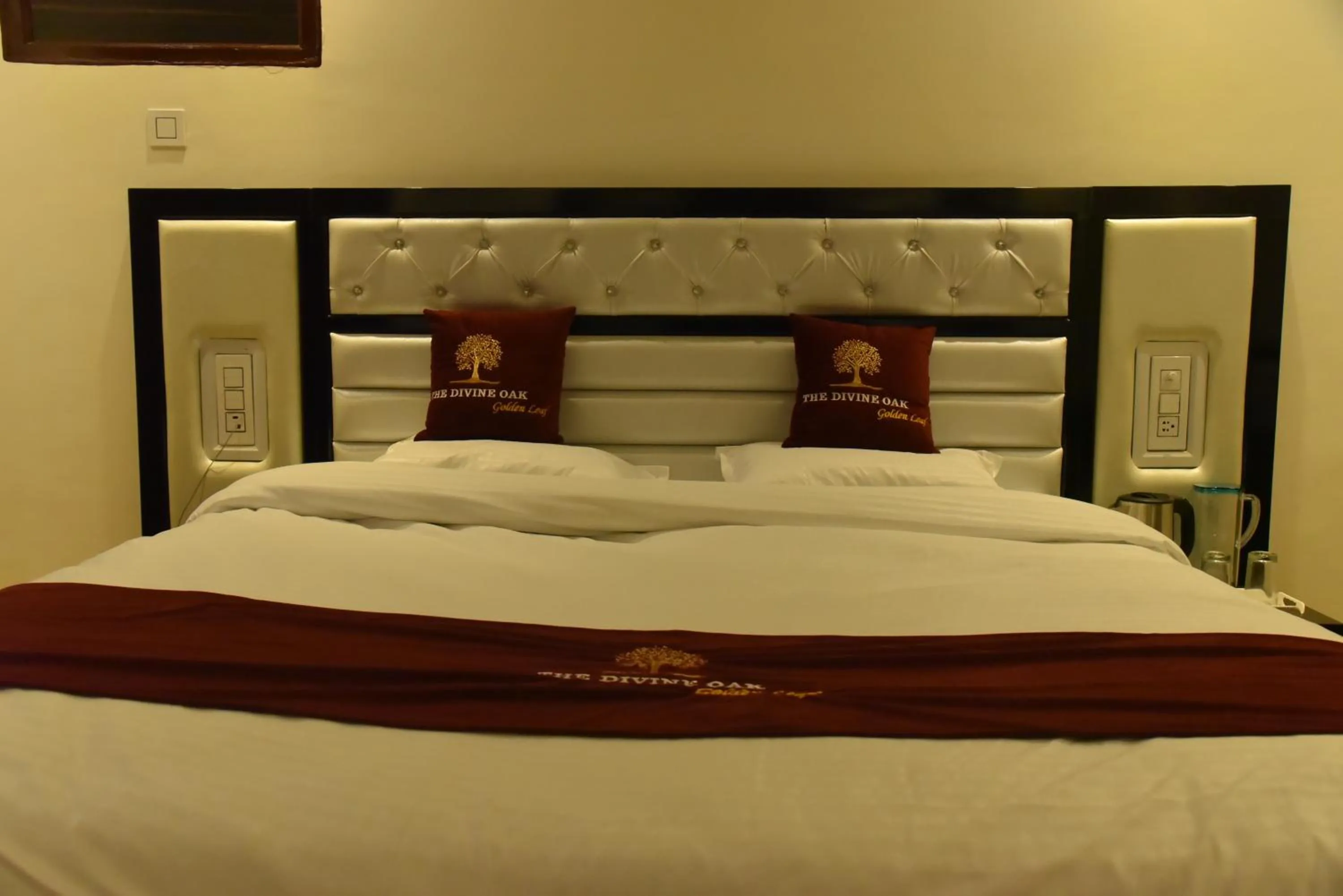 Bed in The Divine Oak Golden Leaf