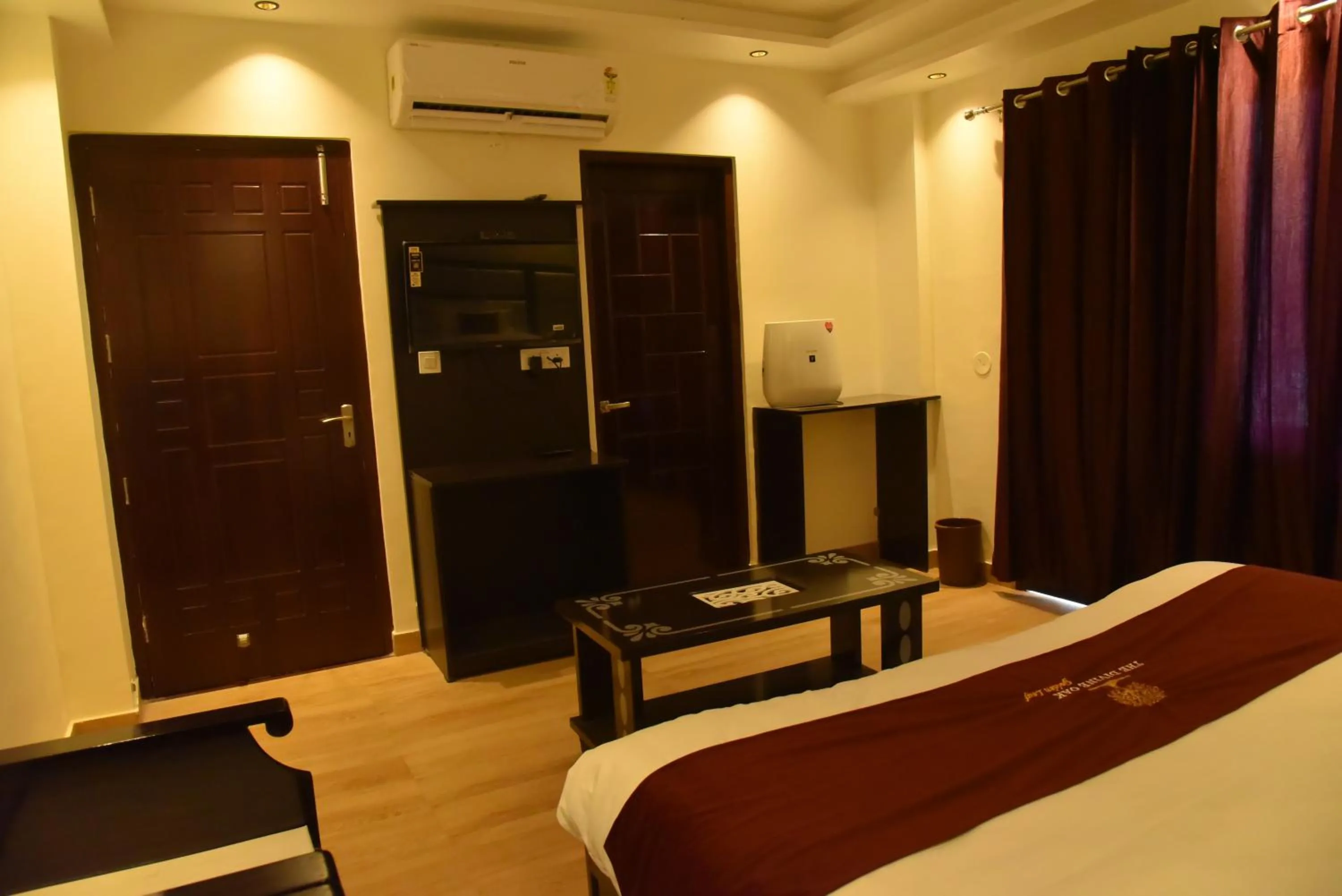 Bedroom, Bed in The Divine Oak Golden Leaf