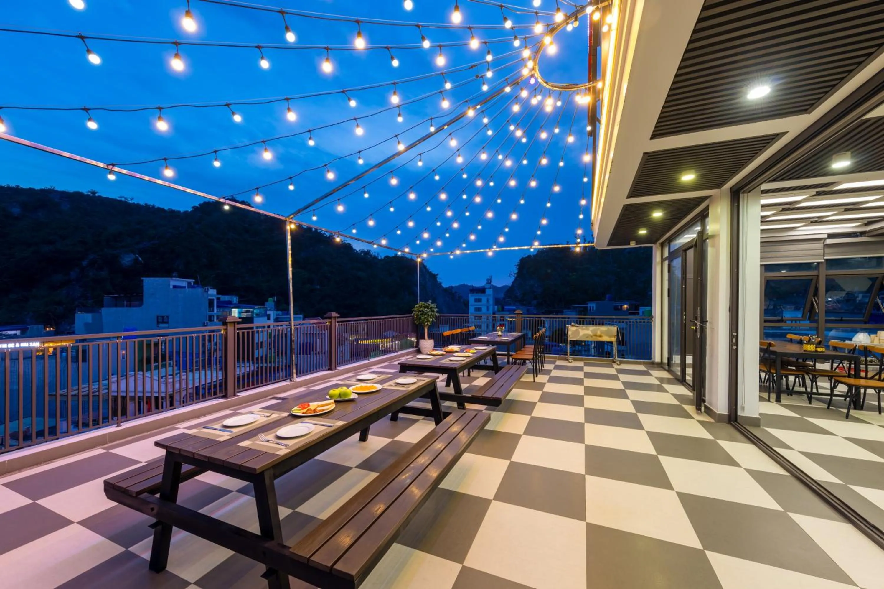 Restaurant/places to eat in Cat Ba Seoul 2 Hotel & Apartment