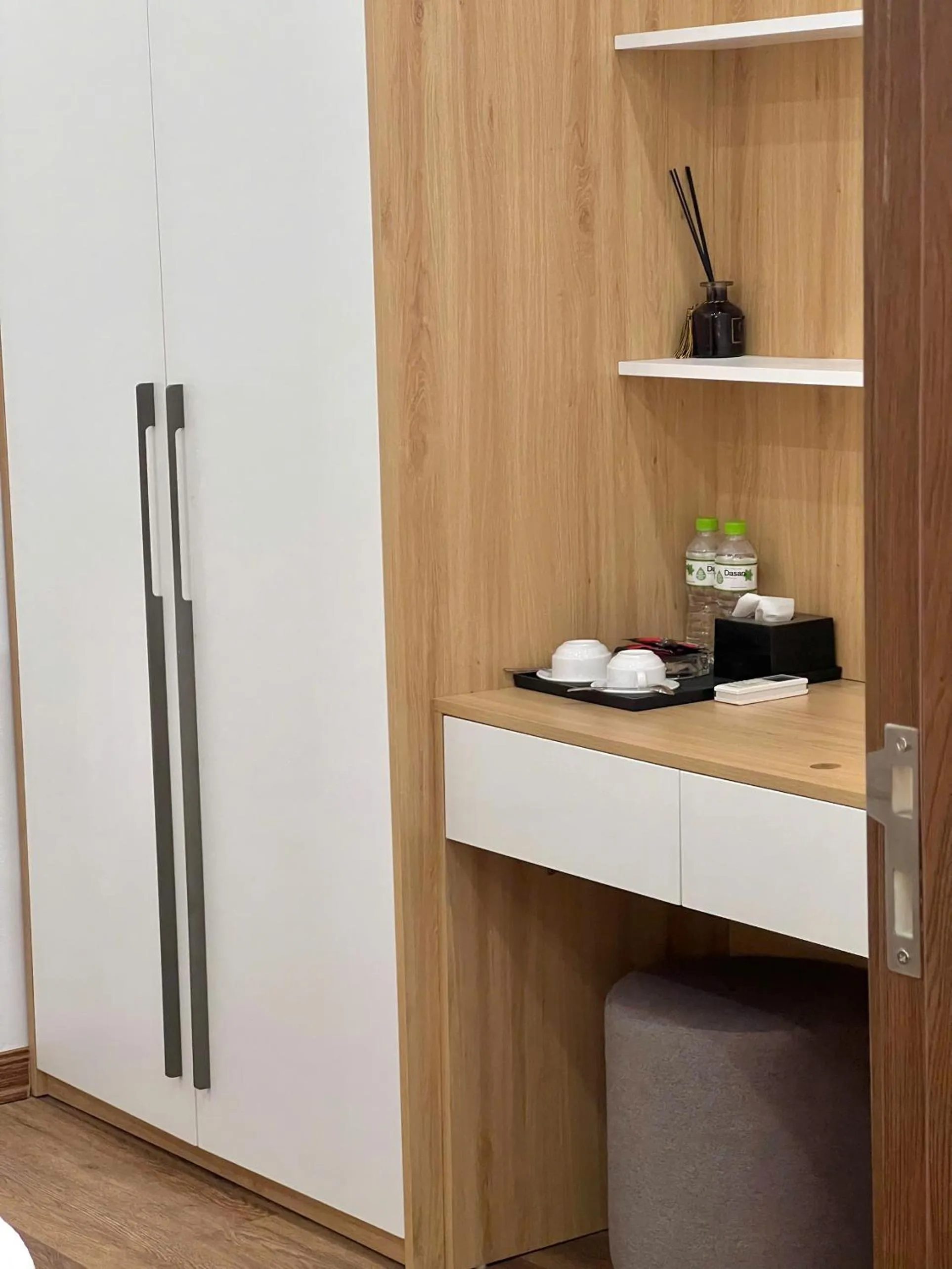 wardrobe in Cat Ba Seoul 2 Hotel & Apartment