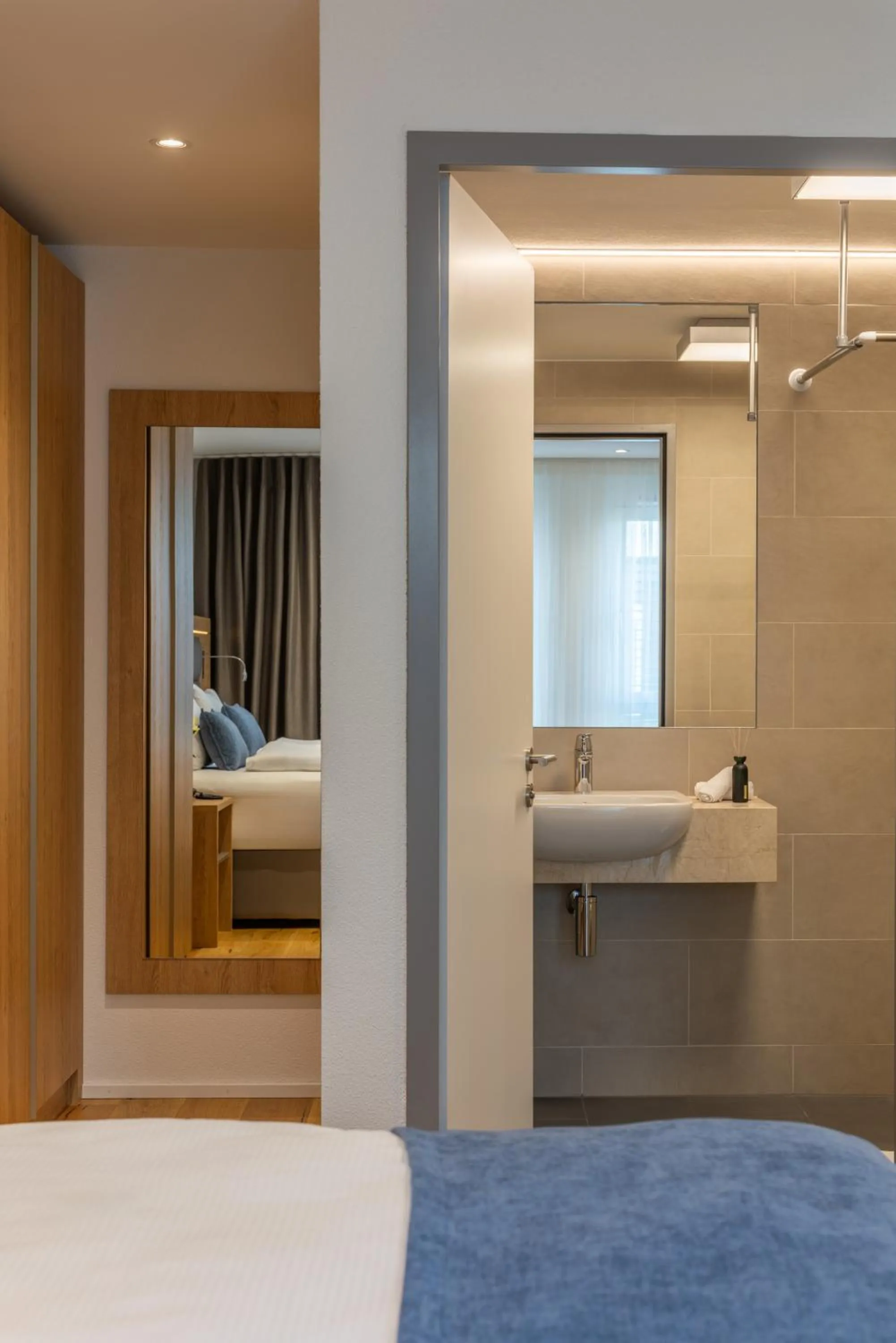 Bathroom, Bed in LMS - La Maison Suisse - Döttingen