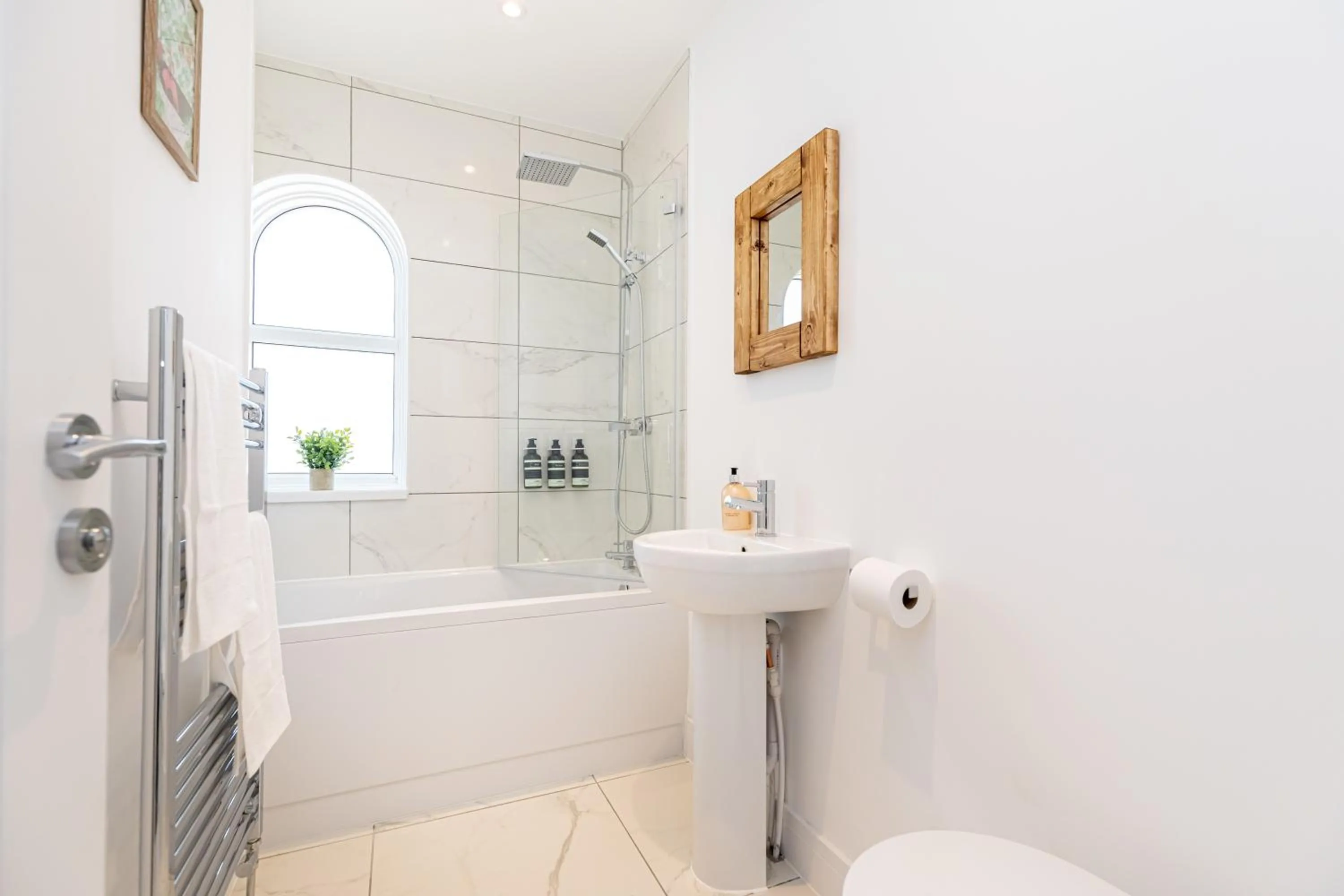 Bathroom in Westview Cottage bikes/chef/hot tub