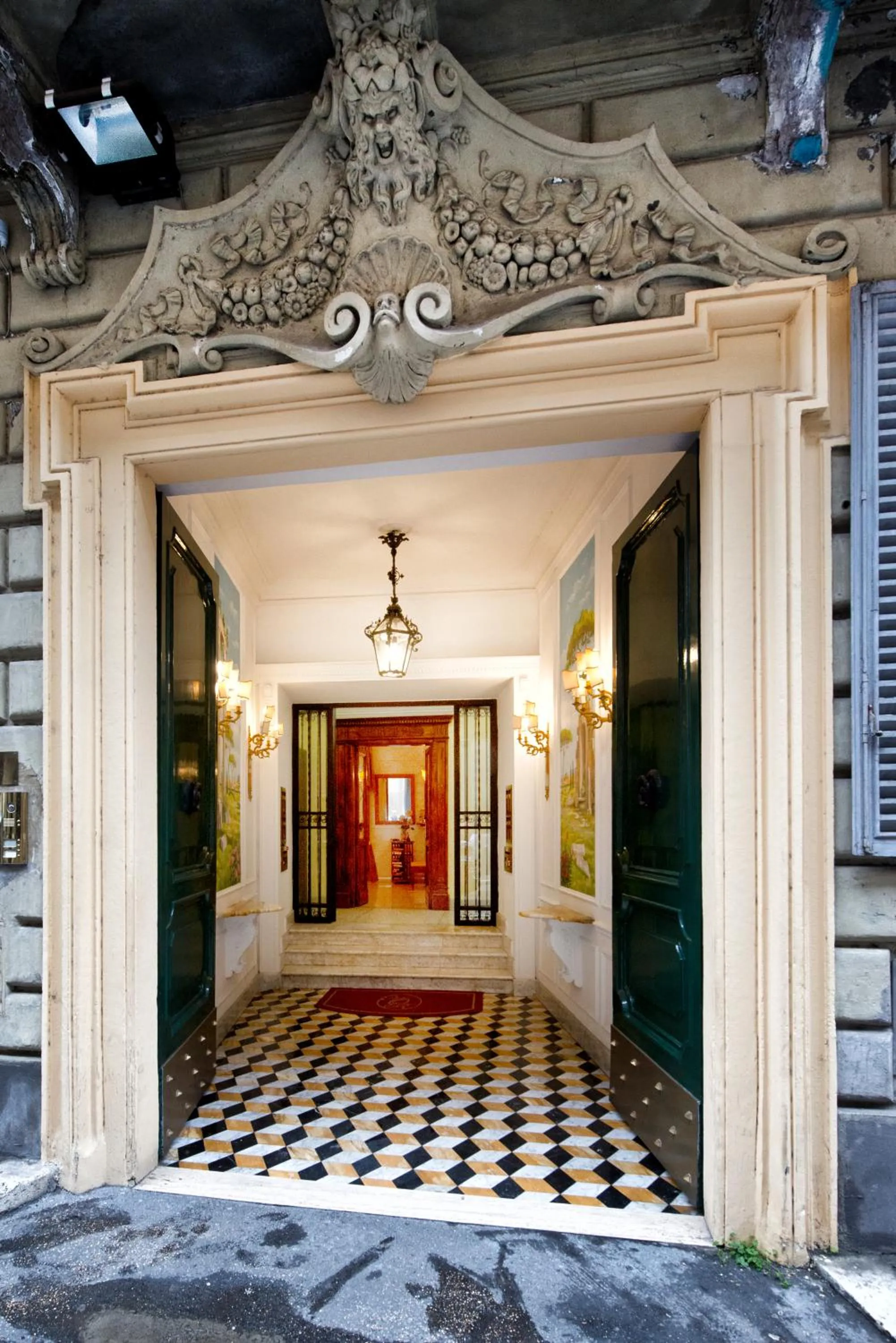 Facade/entrance in Suite Opera Rooms