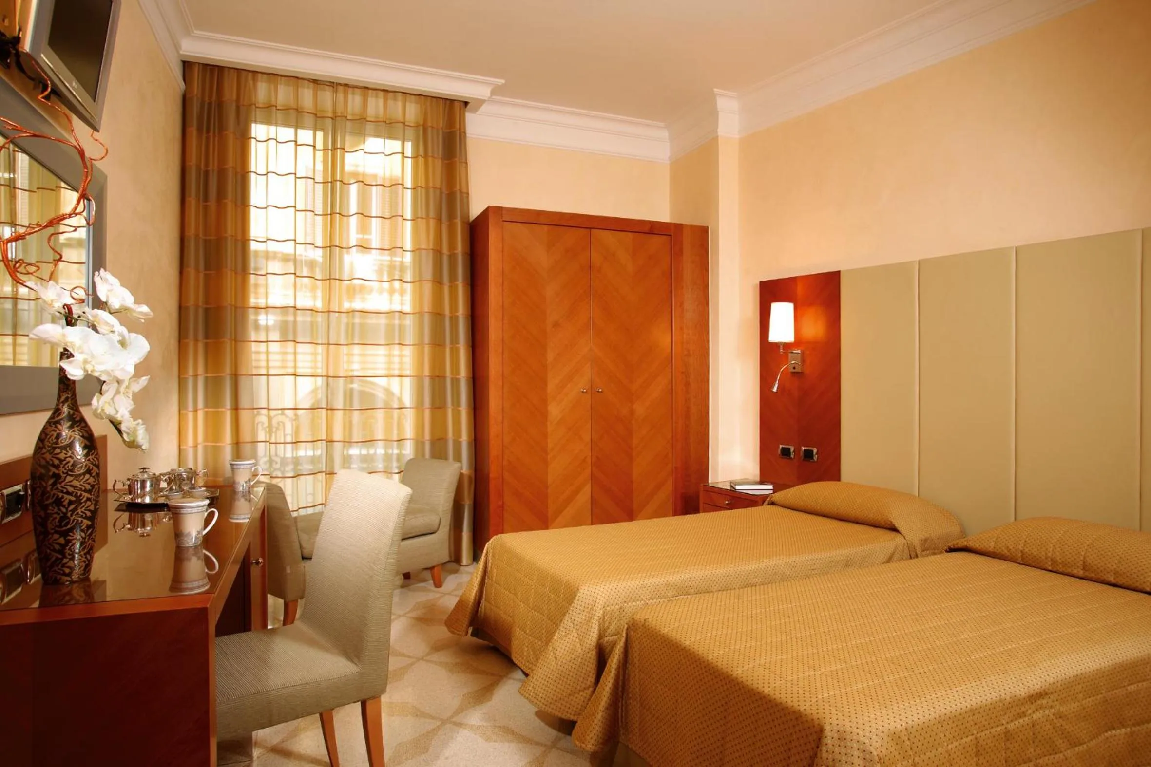 Photo of the whole room, Bed in Suite Opera Rooms