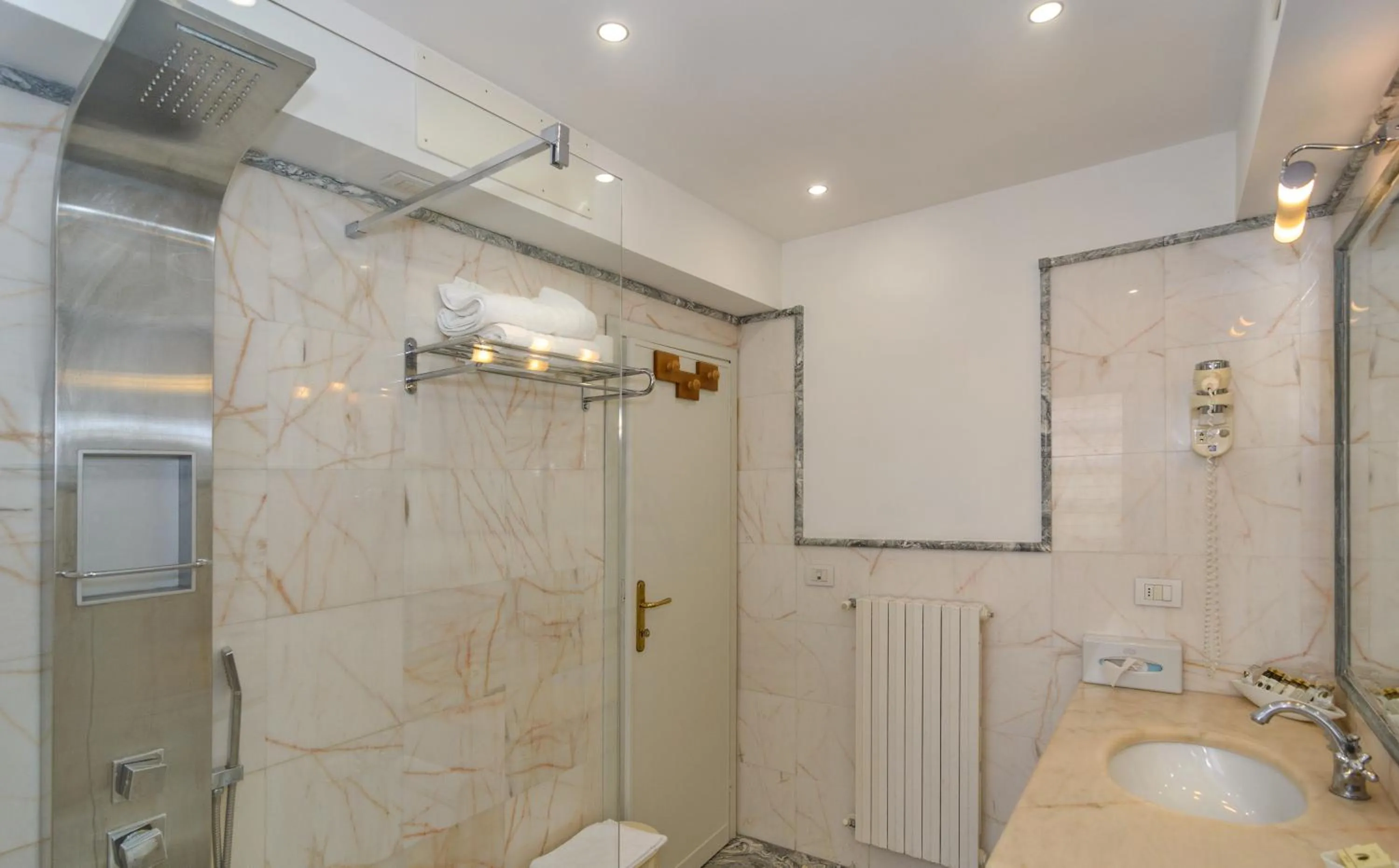 Shower in Raffaelli Park Hotel