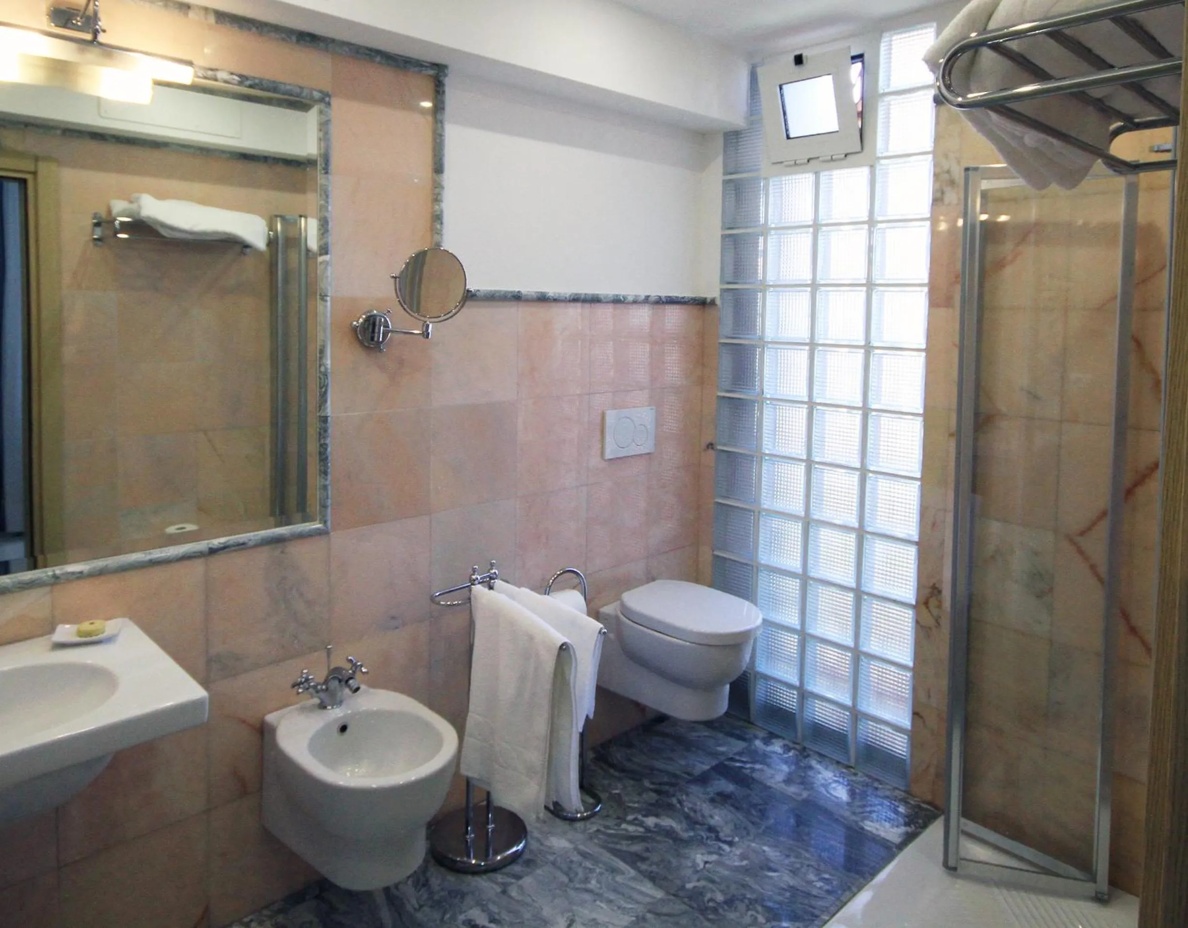 Shower in Raffaelli Park Hotel