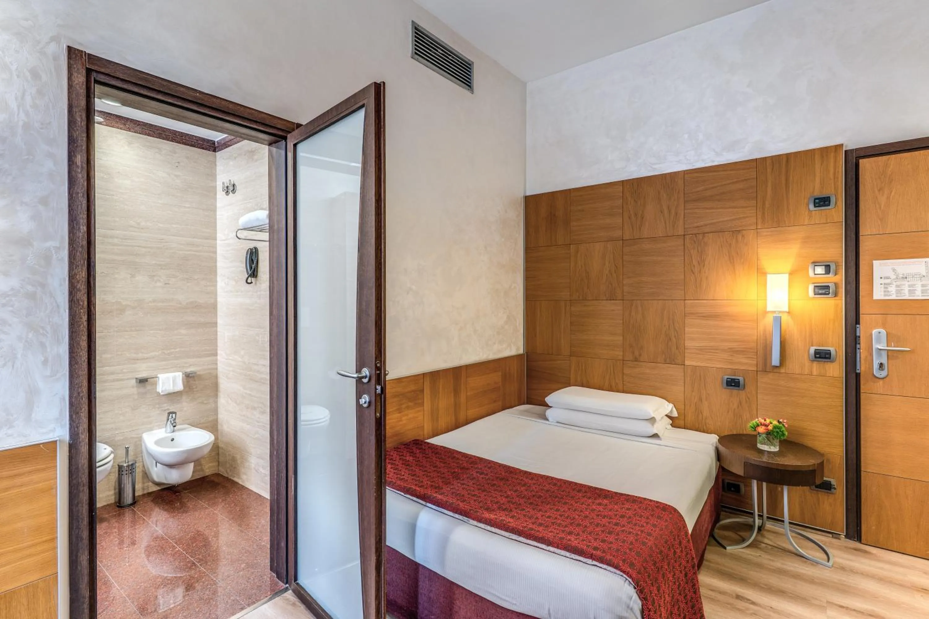Bathroom, Bed in Kolbe Hotel Rome