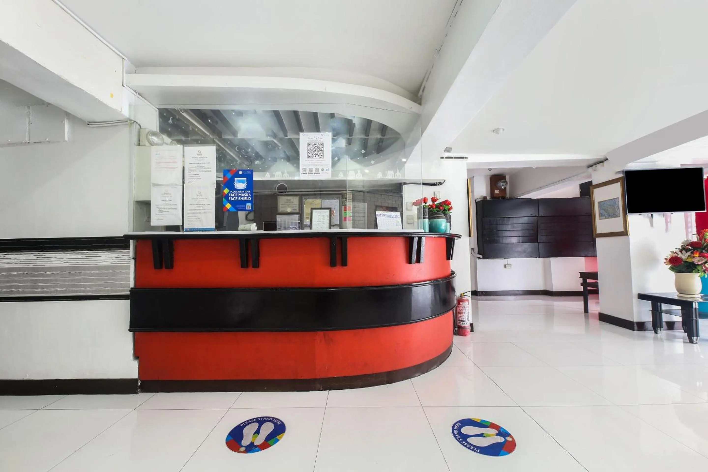 Lobby or reception in OYO 894 Cosmo Hotel P Campa Manila