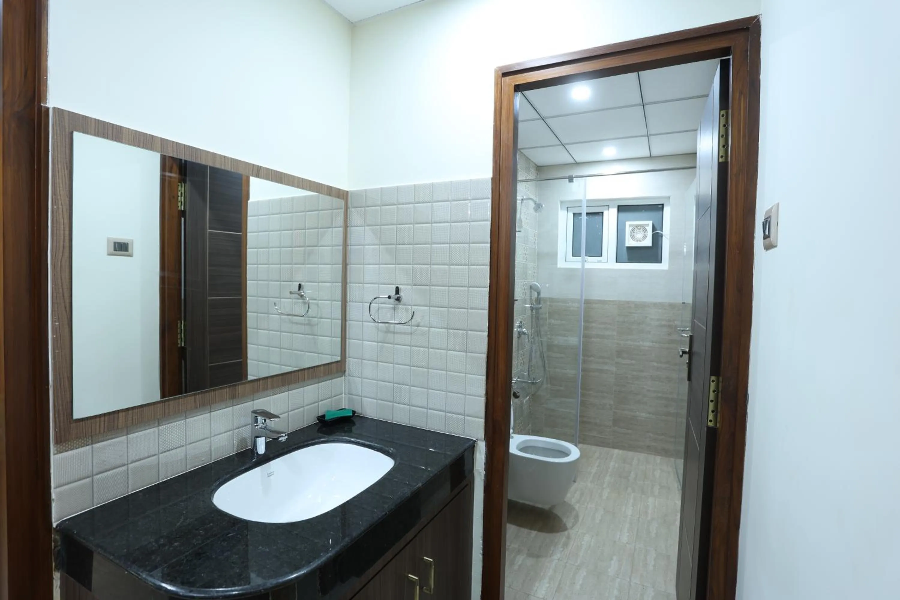 Shower in Minas Manor