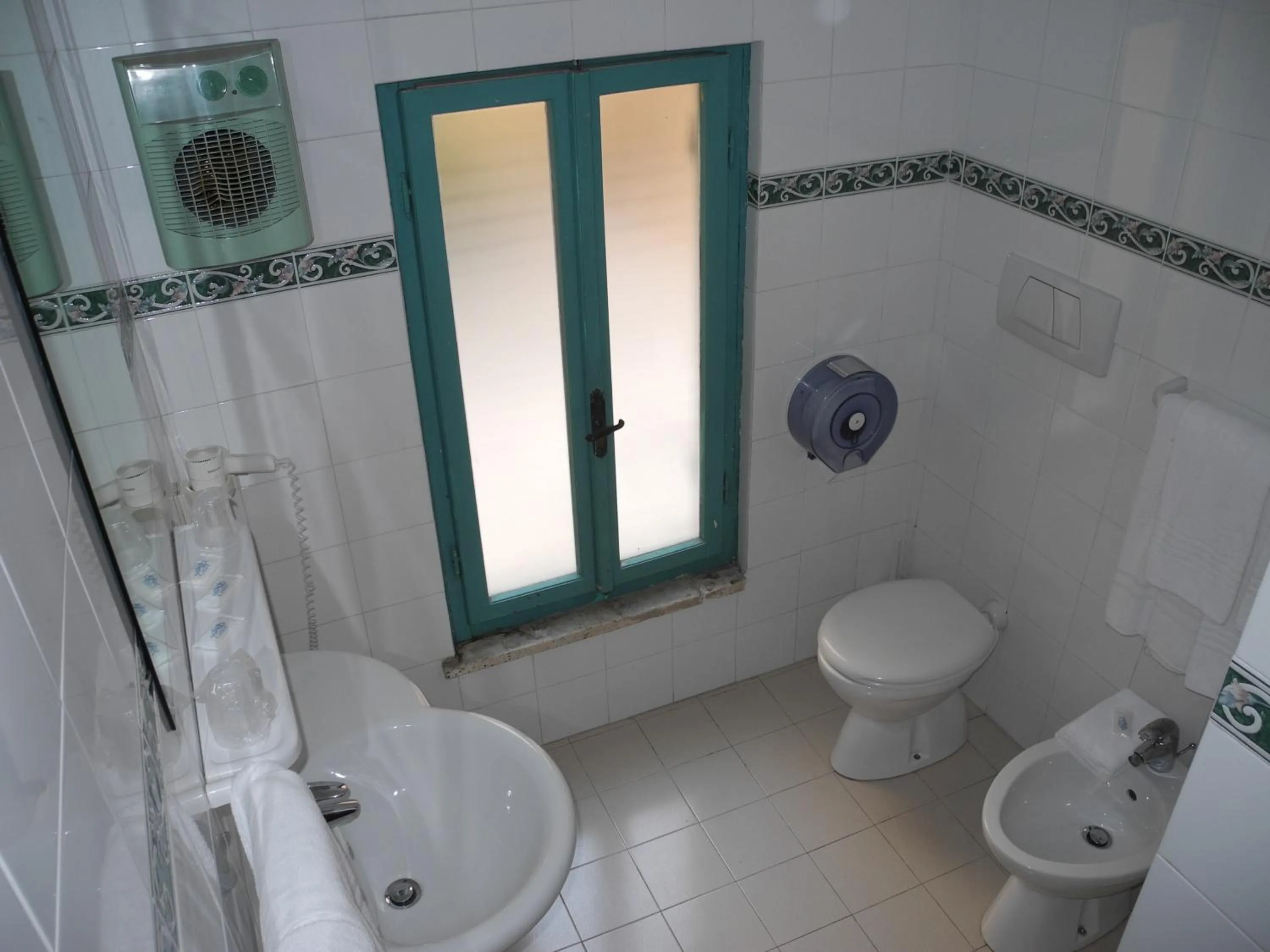 Shower in Hotel Corona