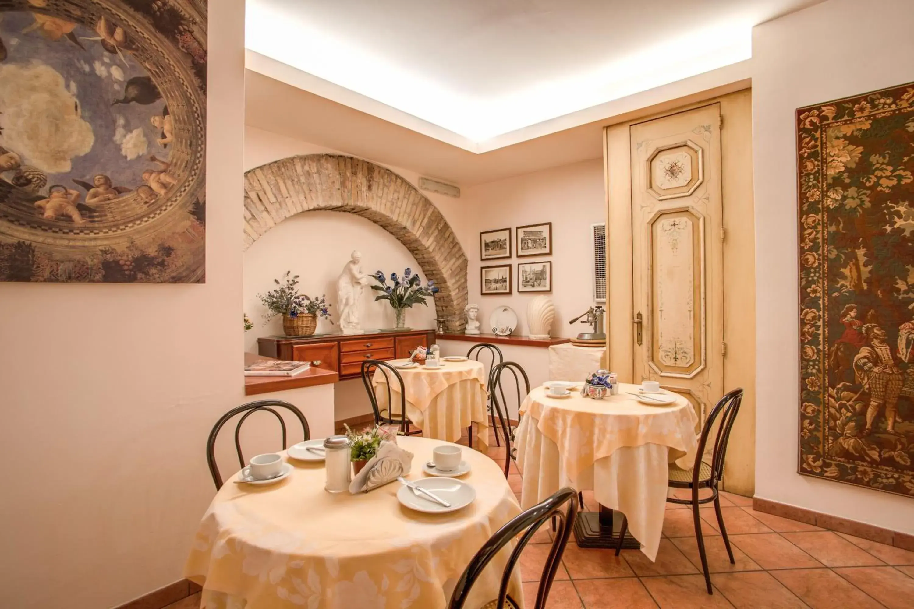 Restaurant/places to eat in Hotel Corona Restaurant/places to eat in Hotel Corona