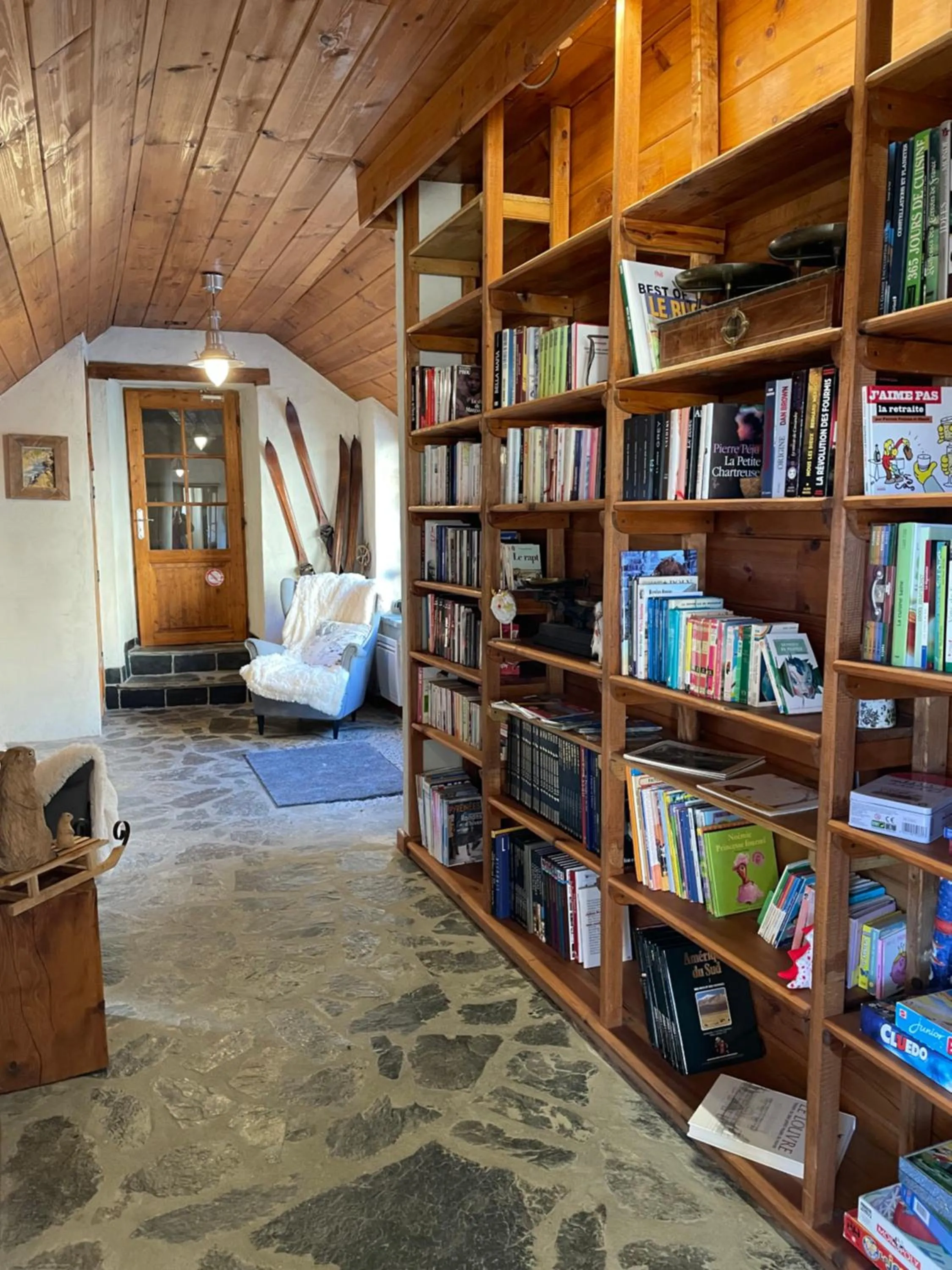 Library in Ferme de Soulan, gîtes de charme