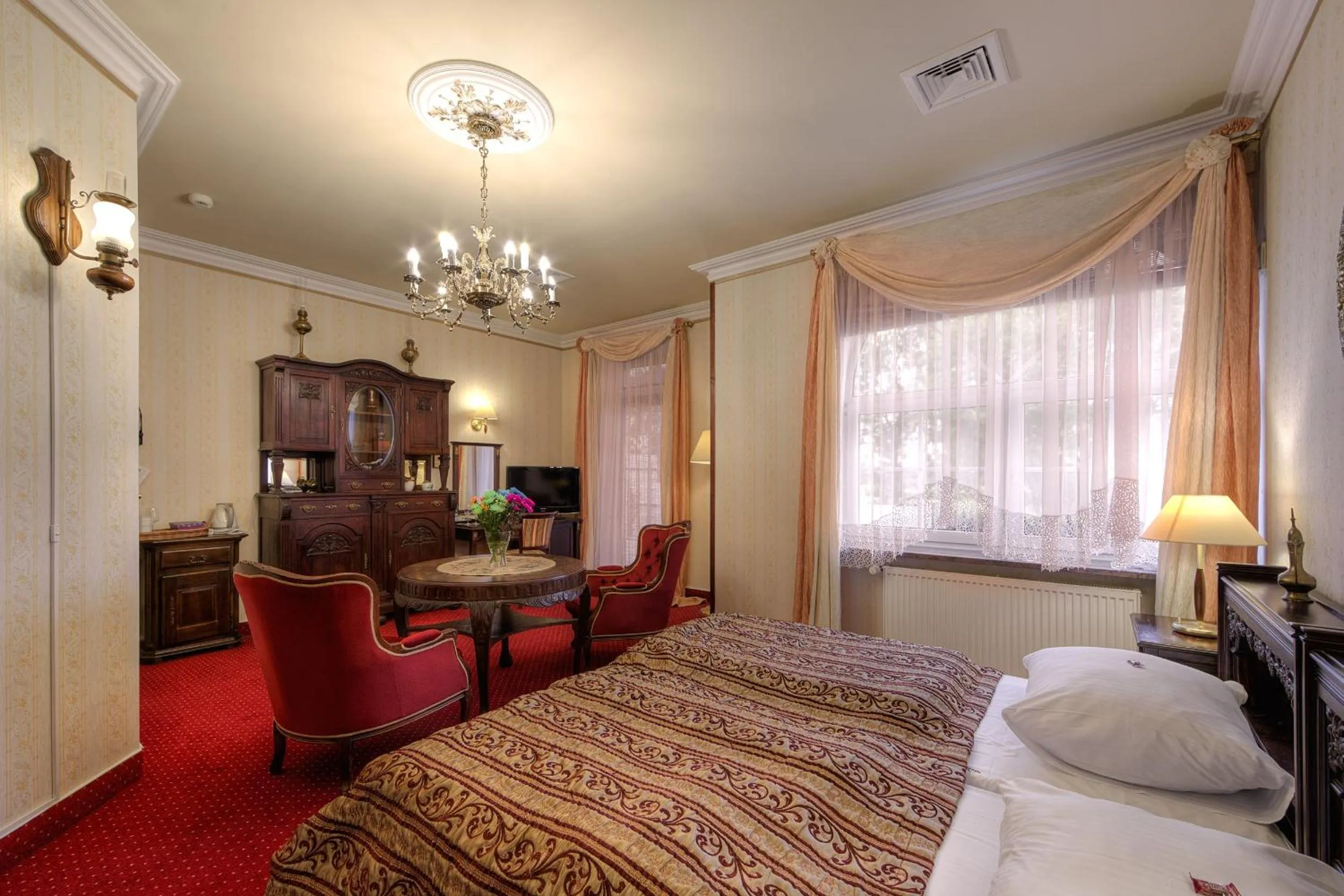 Photo of the whole room, Bed in Dworek Hetmanski