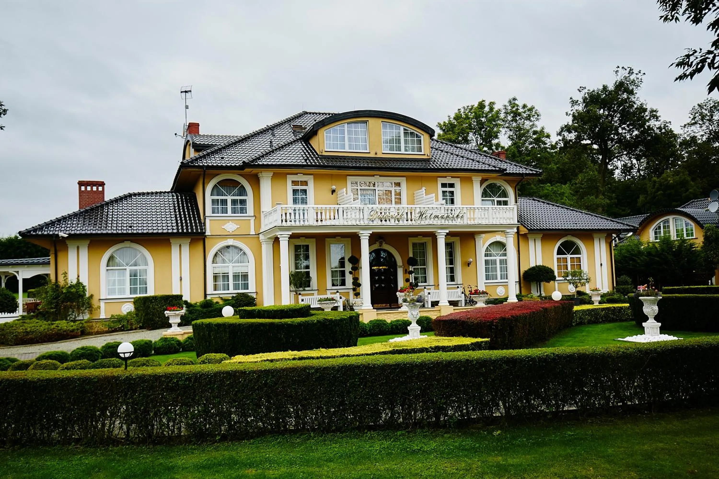 Property building in Dworek Hetmanski