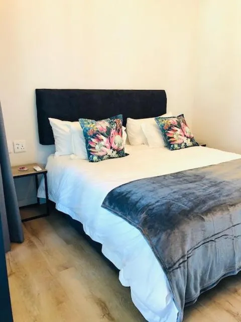 Deluxe King Room in Glow Boutique Suites & Guesthouse