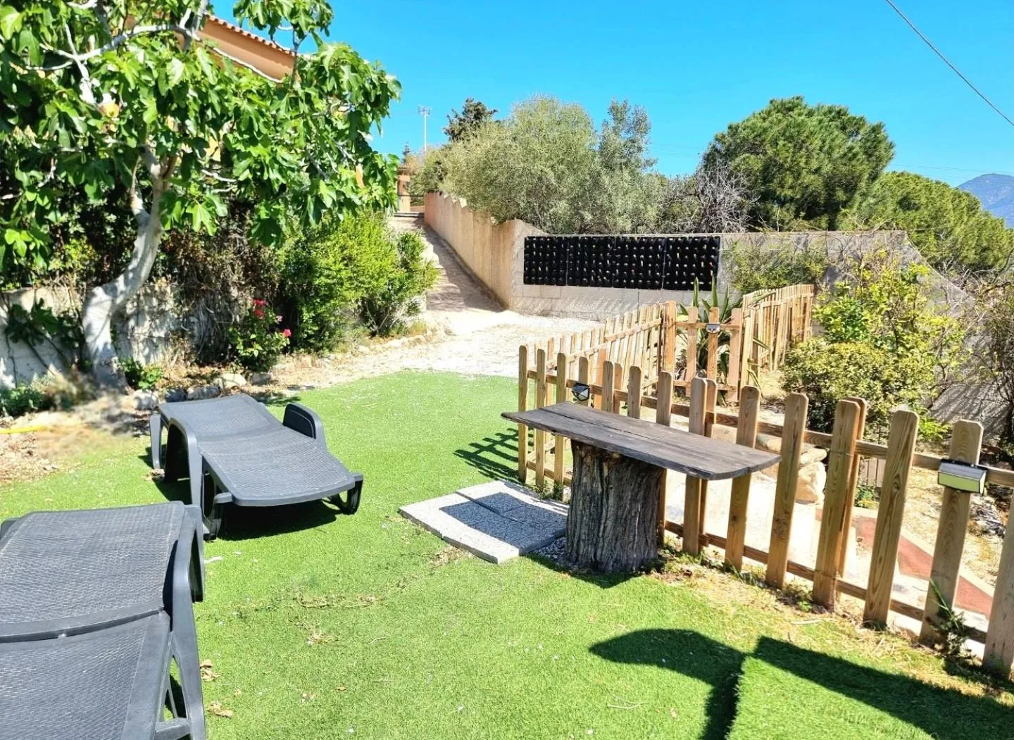 Stylish home with views 4 min walk to the beach!!