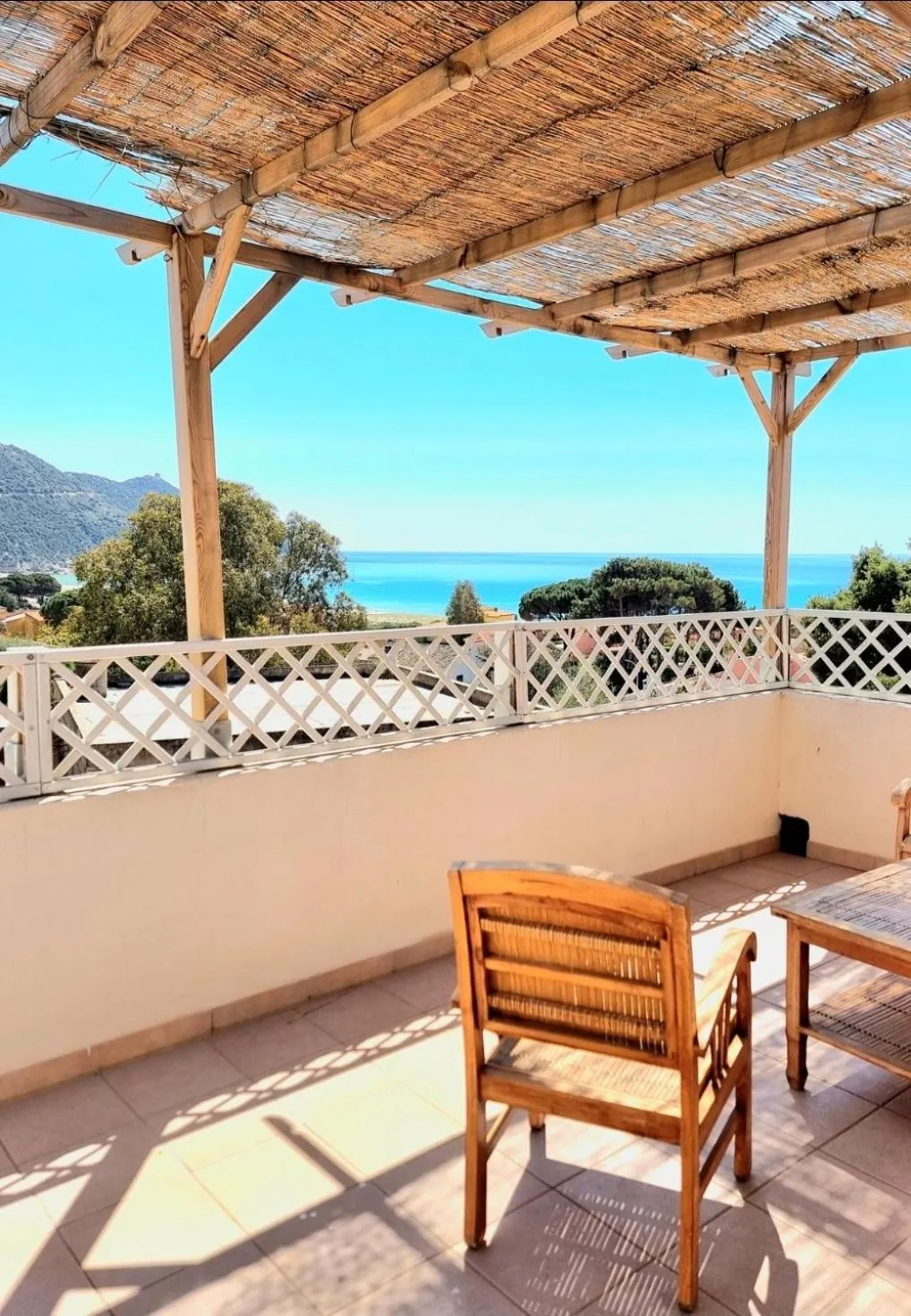 Stylish home with views 4 min walk to the beach!!