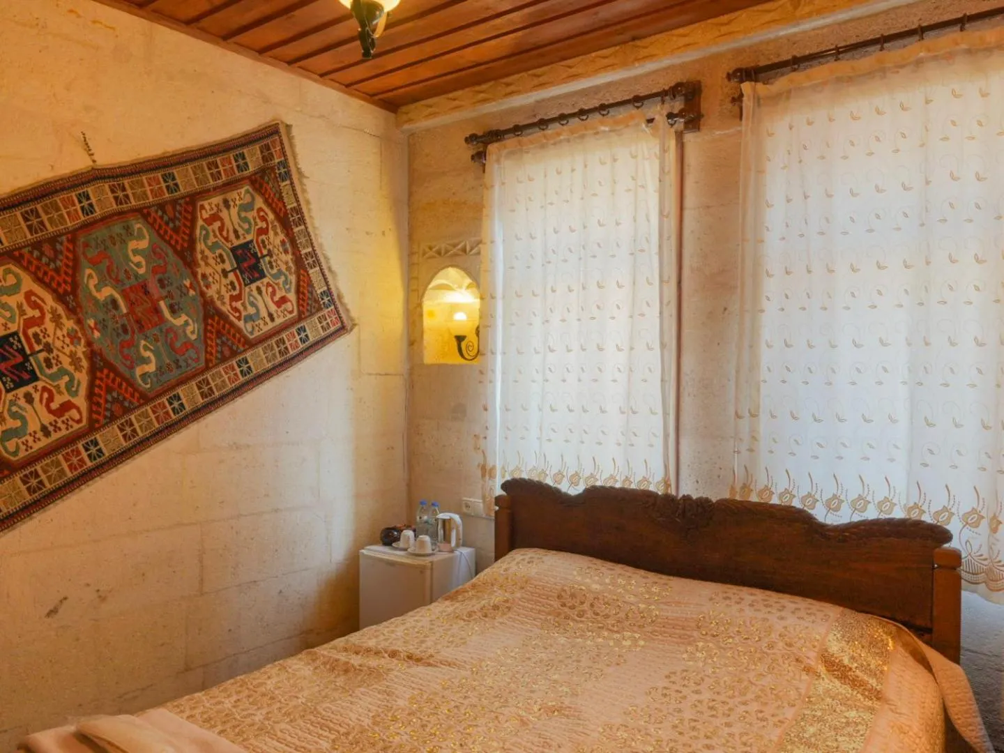Bed in Kismet Cave House
