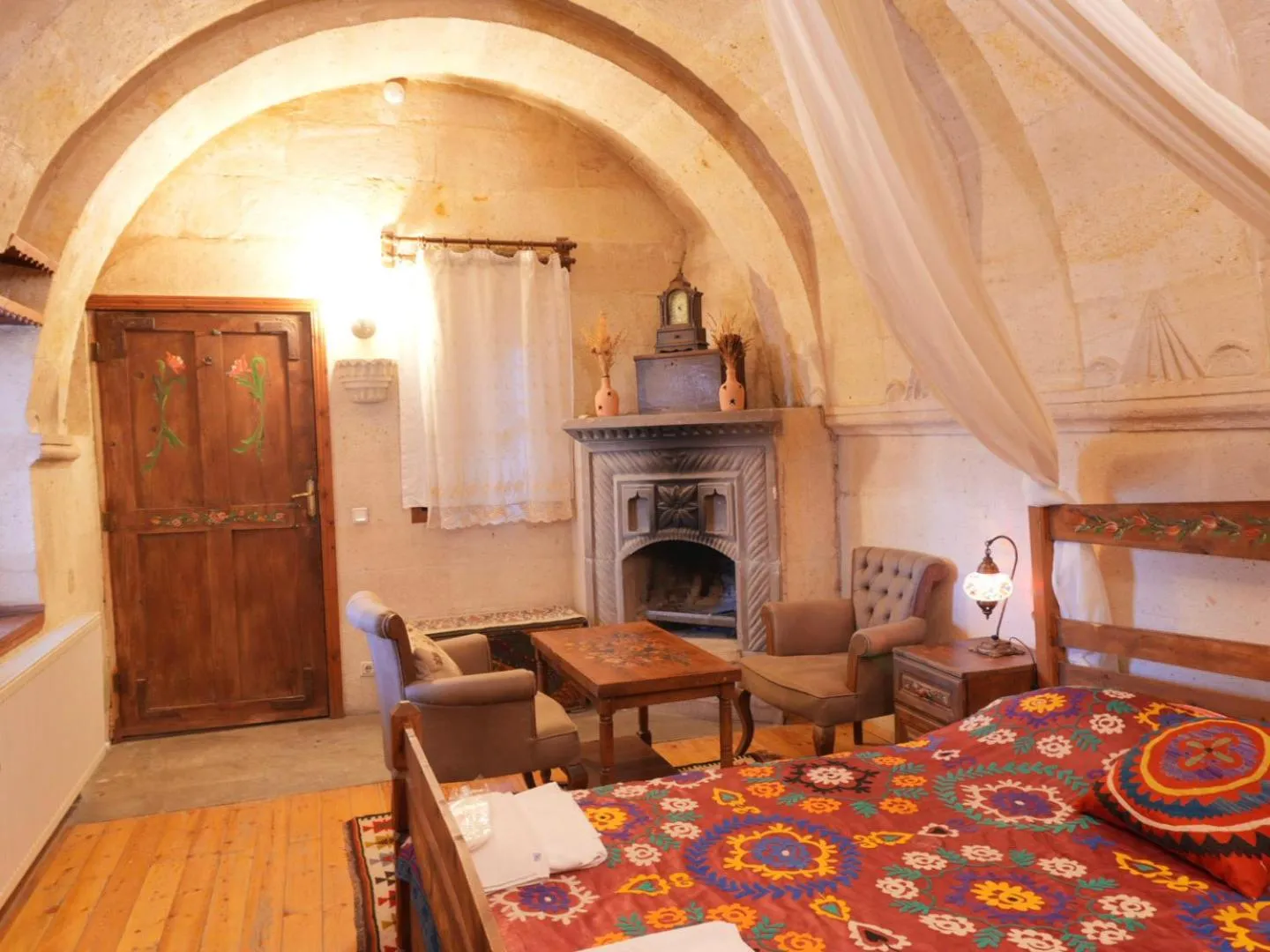 Photo of the whole room in Kismet Cave House