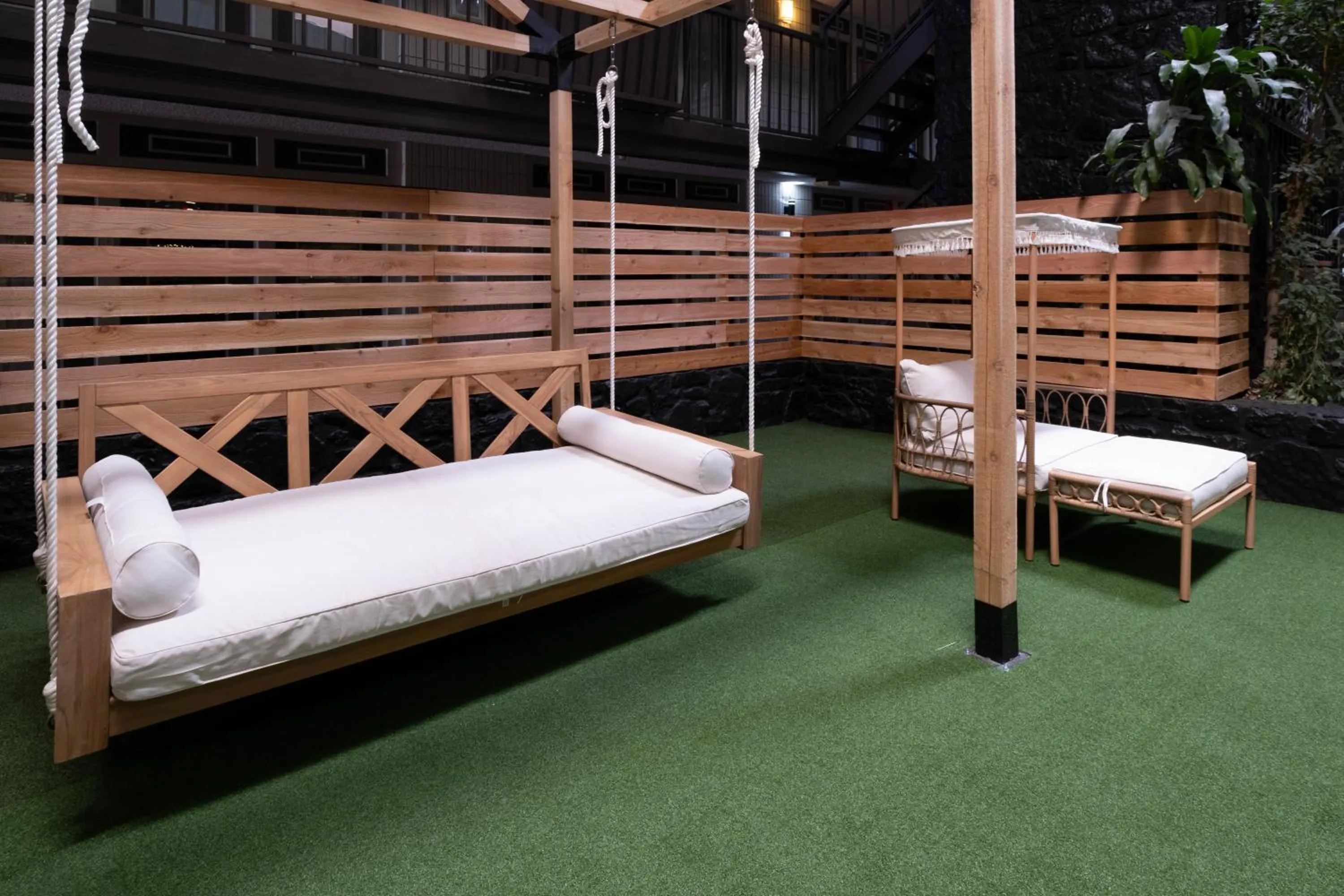 Swimming pool, Bed in The Westerner - Extended Stay