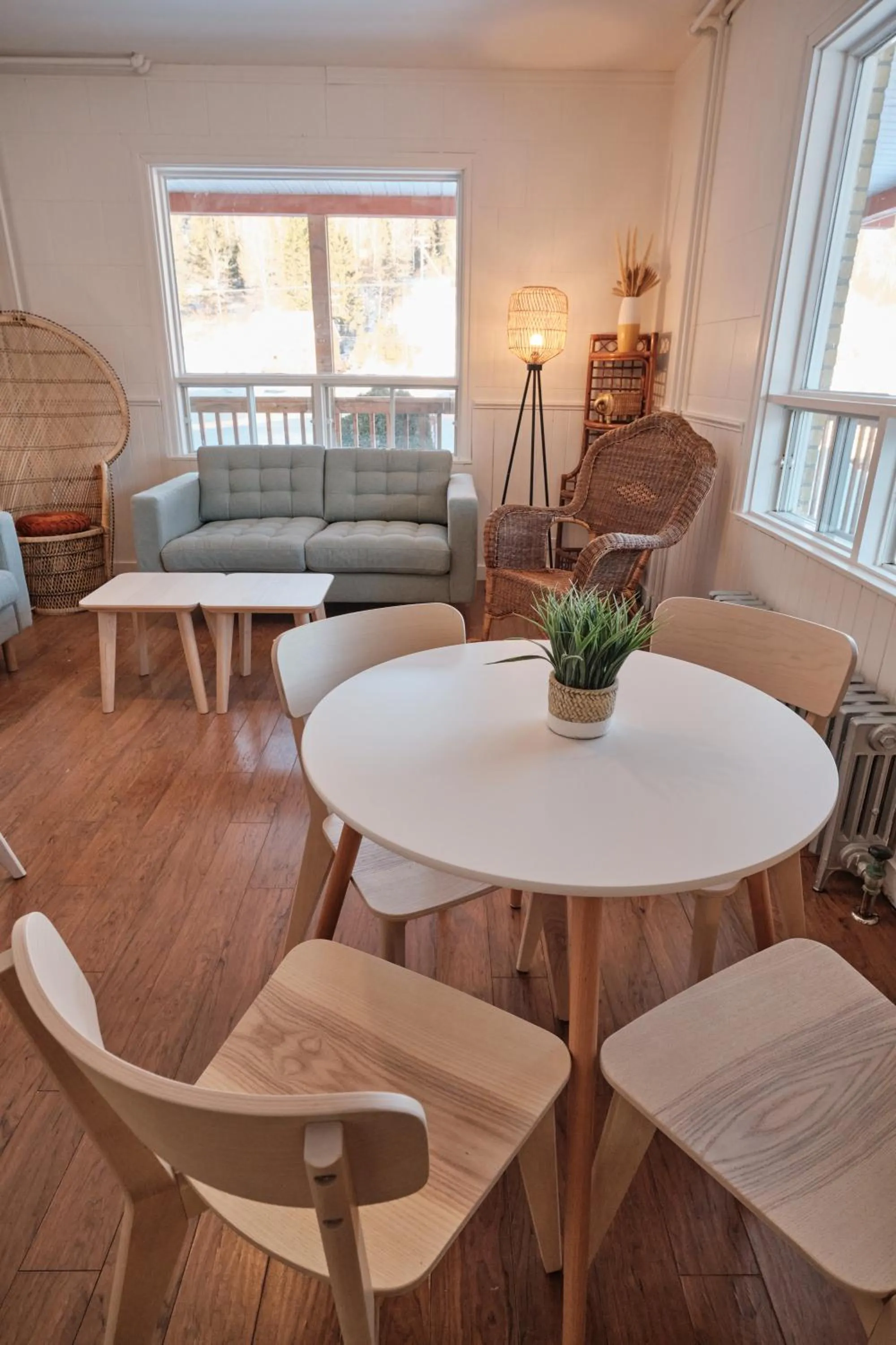 Communal lounge/ TV room in AUBERGE DU DIMANCHE - Hotel - Fjord-du-Saguenay - l'Anse-Saint-Jean - Riviere-Eternite