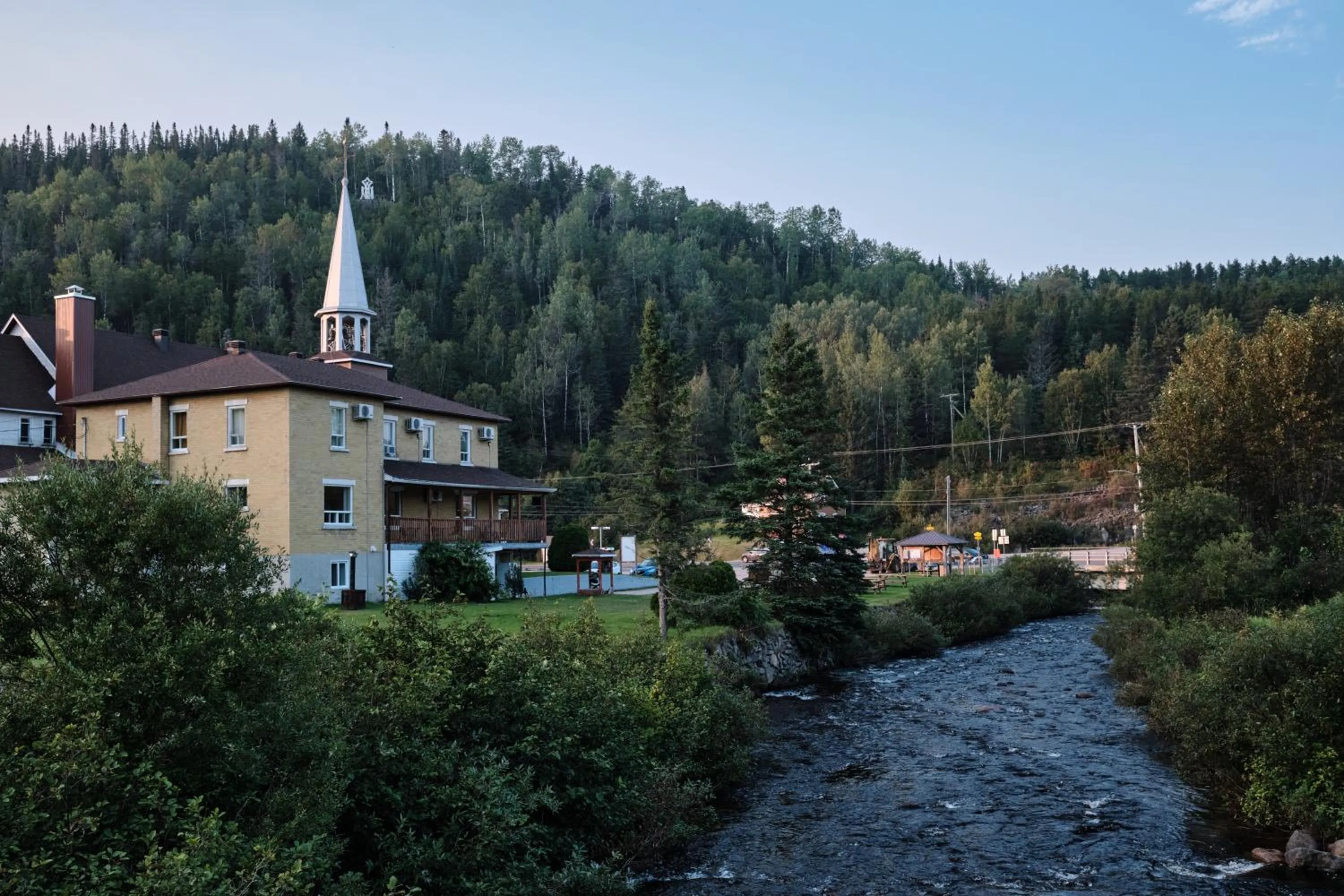 Property building in AUBERGE DU DIMANCHE - Hotel - Fjord-du-Saguenay - l'Anse-Saint-Jean - Riviere-Eternite