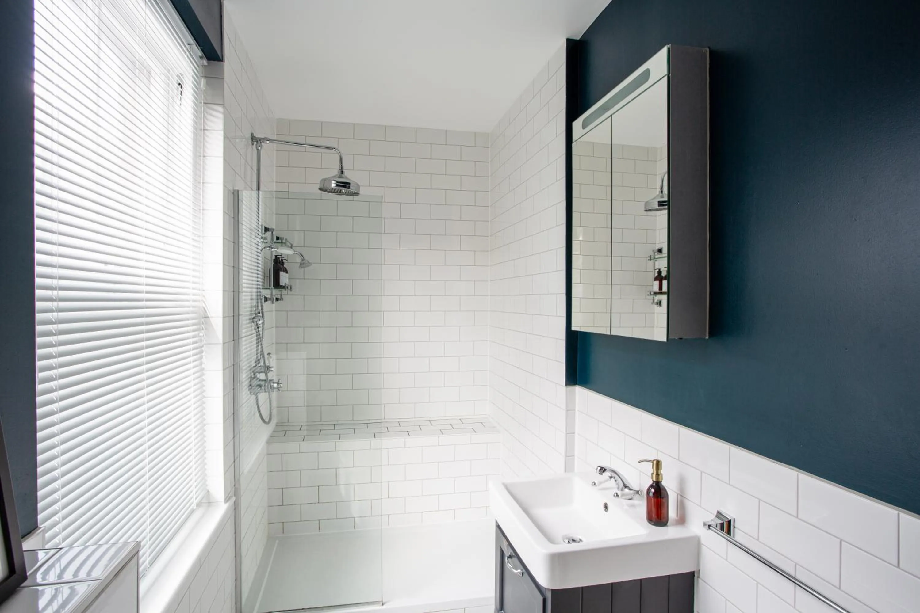Shower in Eden Grove - Islington - Studio Apartment