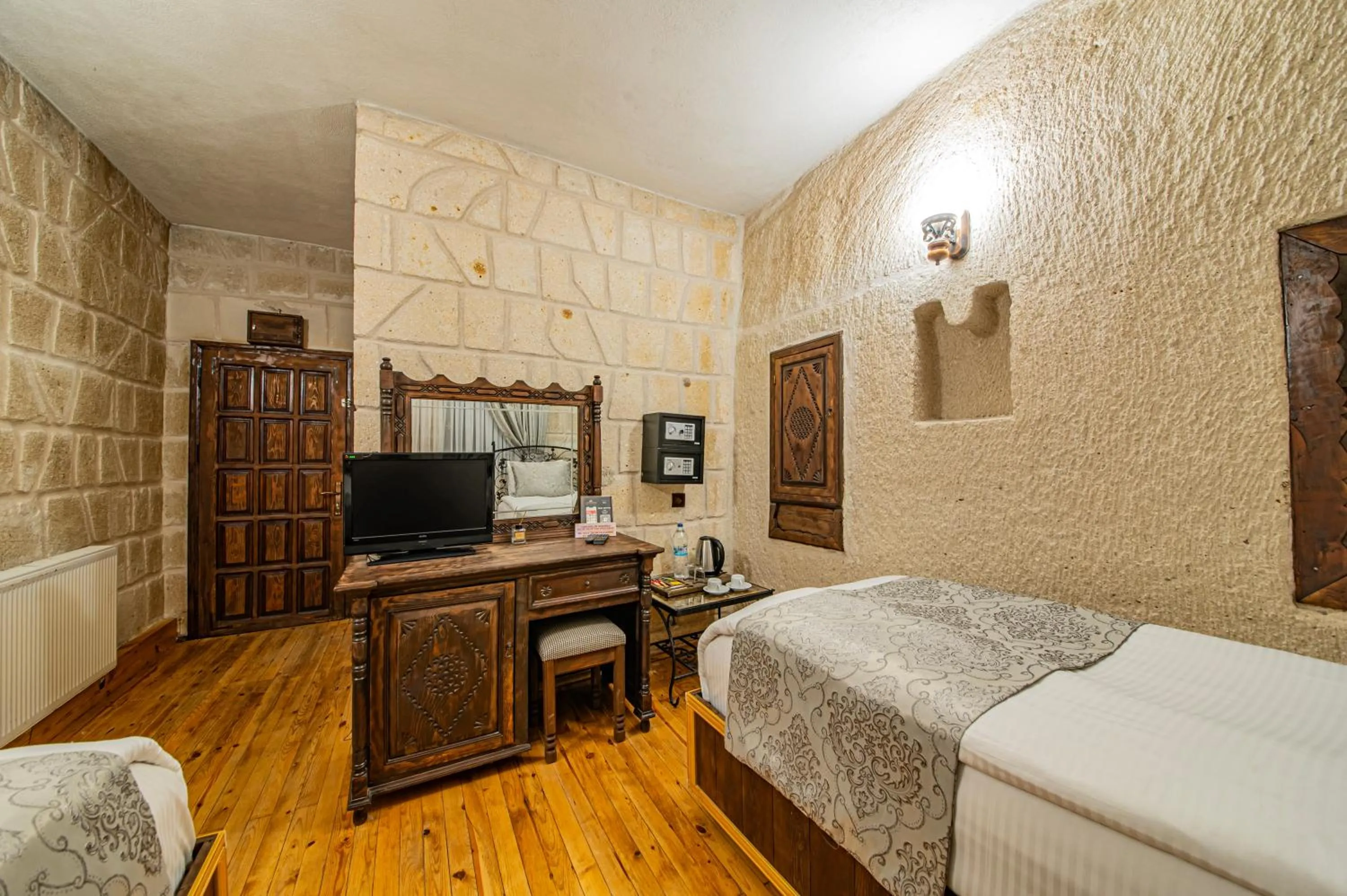 Photo of the whole room, Bed in Ascension Cave Suites - Special Class