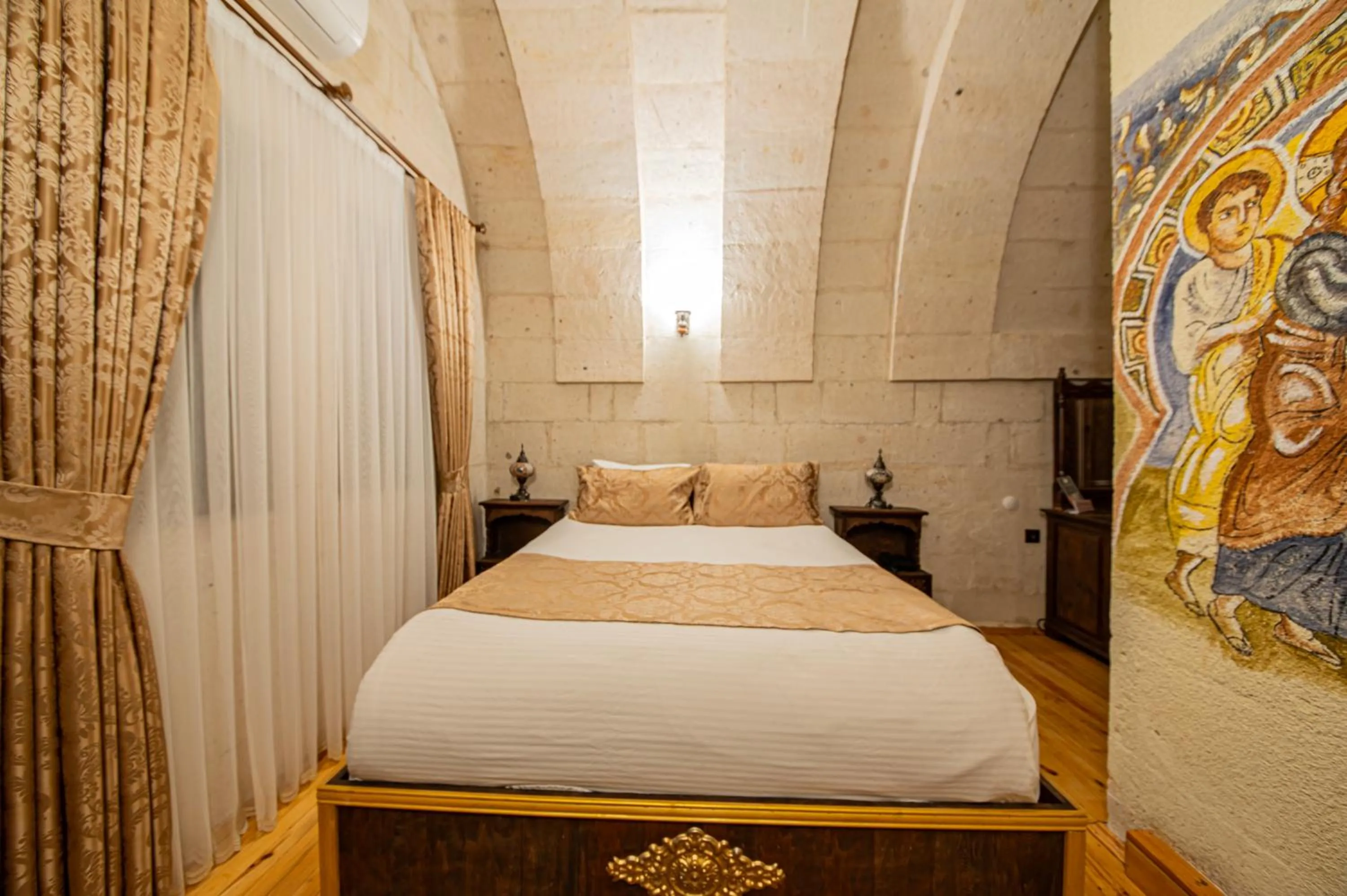 Photo of the whole room, Bed in Ascension Cave Suites - Special Class