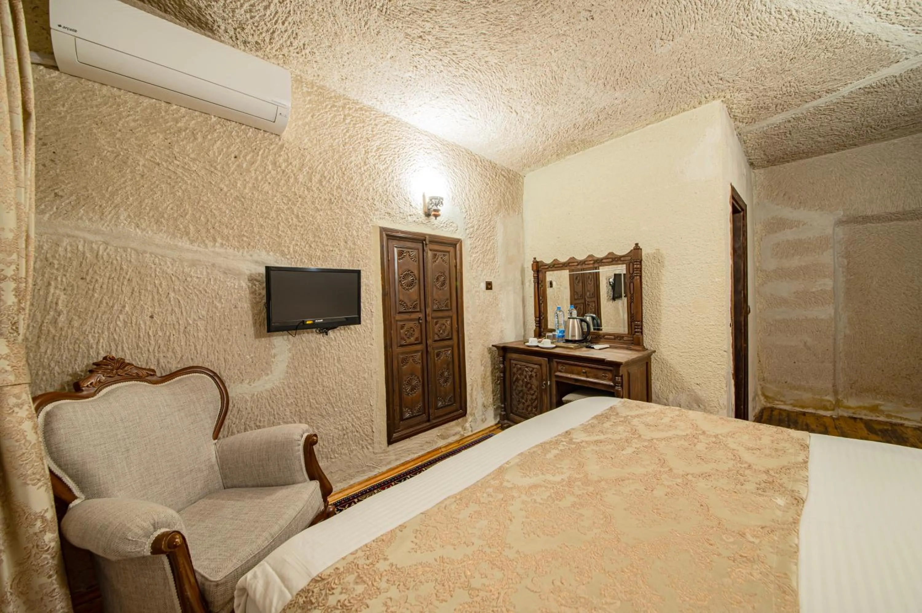 Photo of the whole room, Bed in Ascension Cave Suites - Special Class