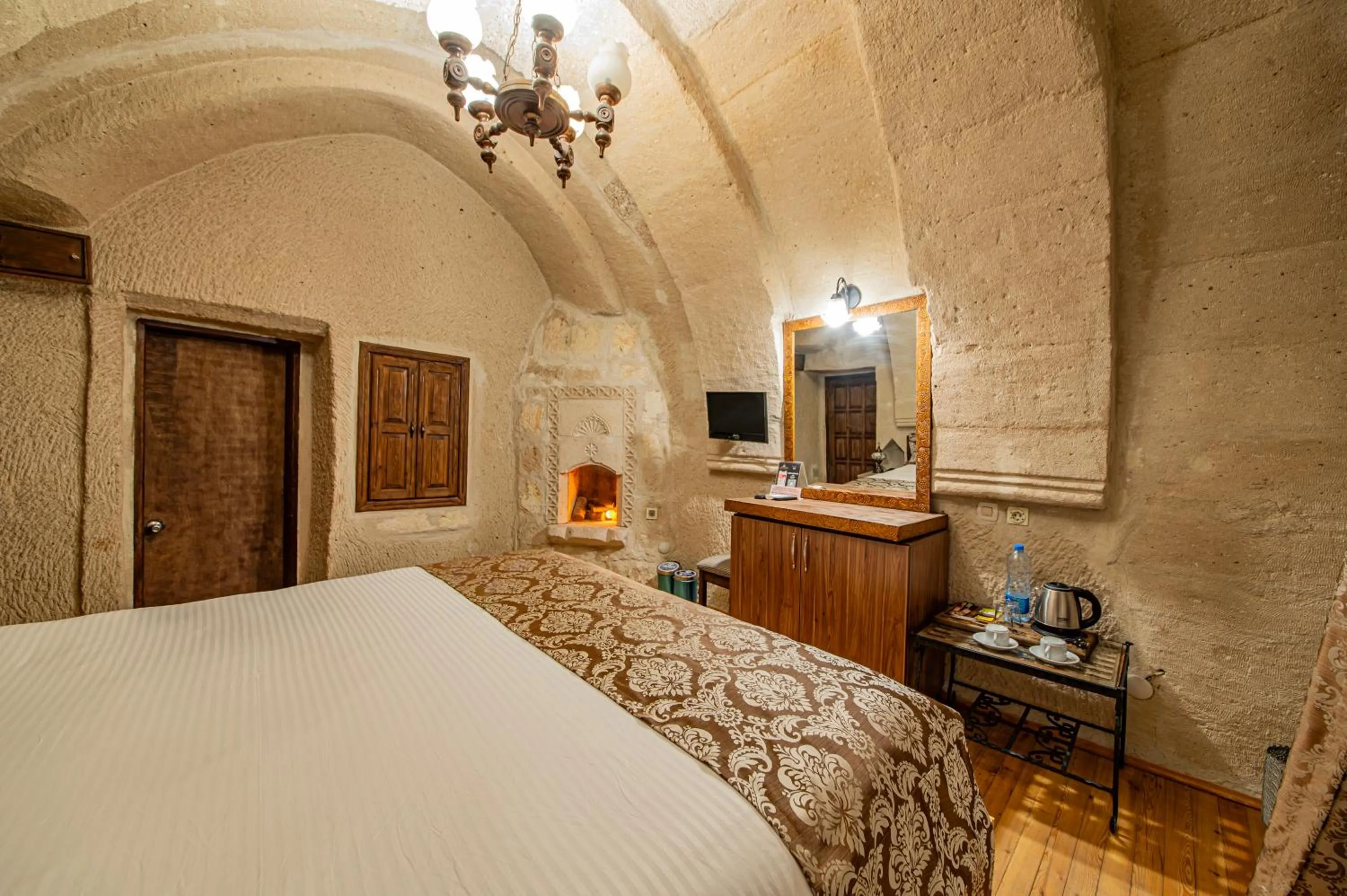 Photo of the whole room, Bed in Ascension Cave Suites - Special Class