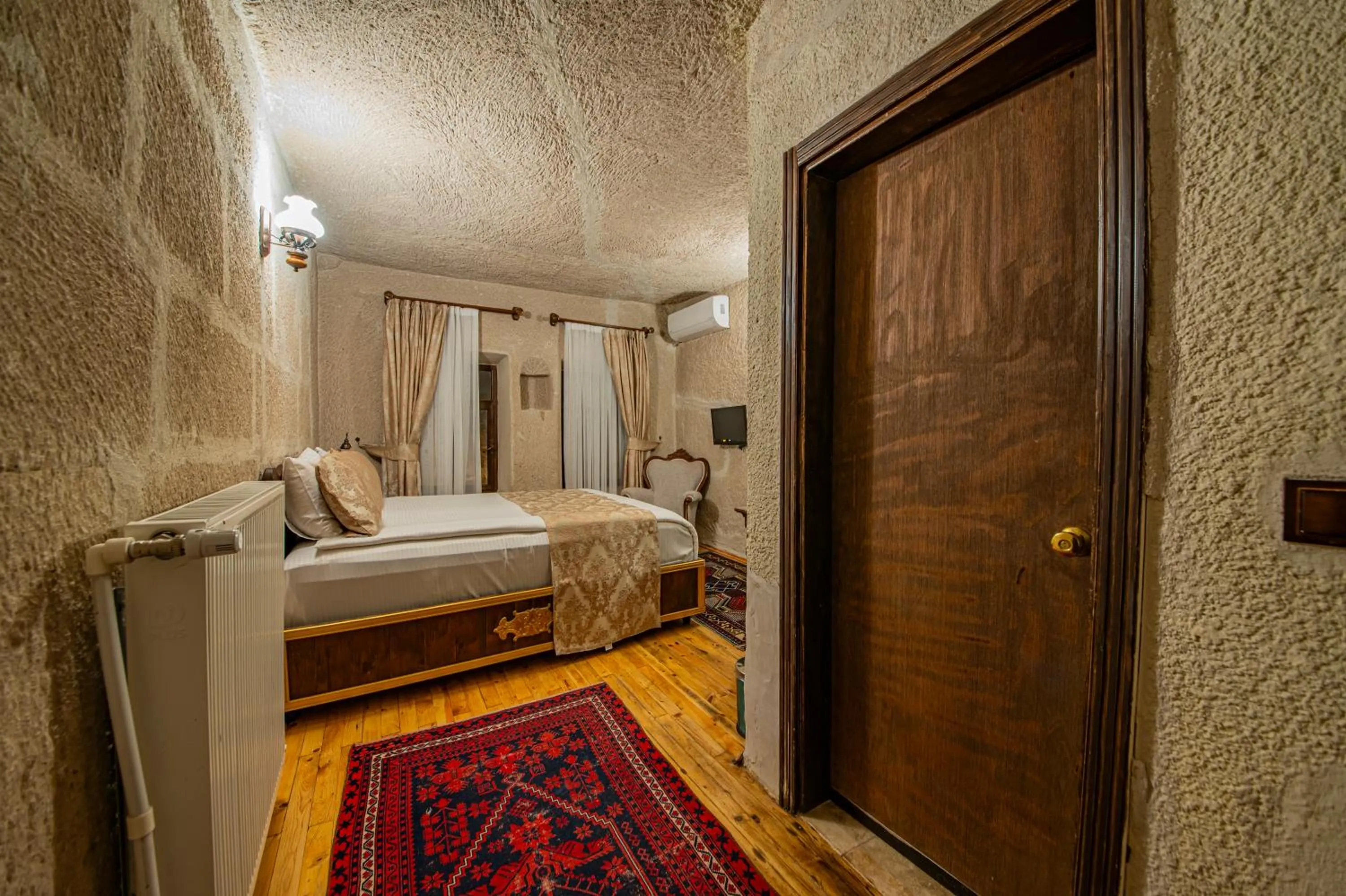 Photo of the whole room, Bed in Ascension Cave Suites - Special Class