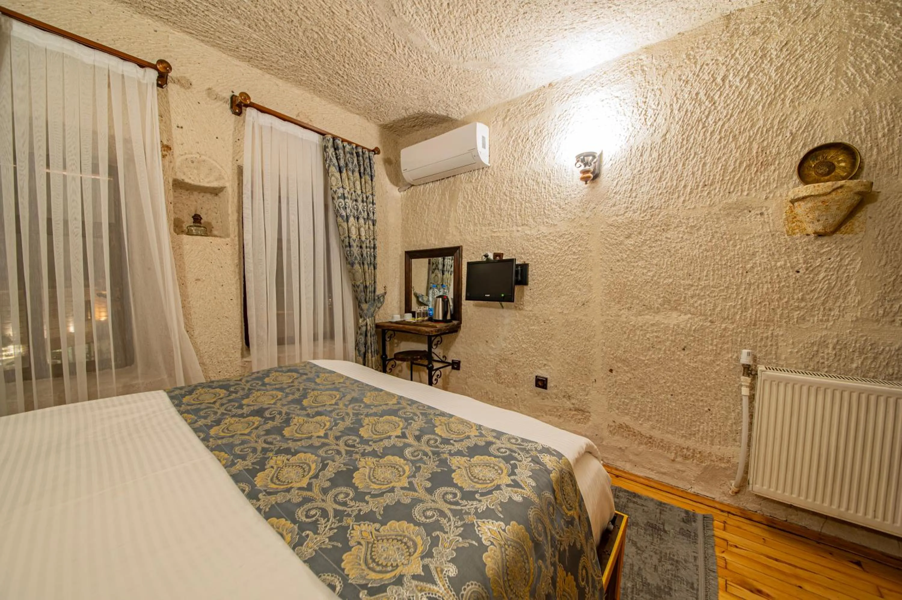 Photo of the whole room, Bed in Ascension Cave Suites - Special Class