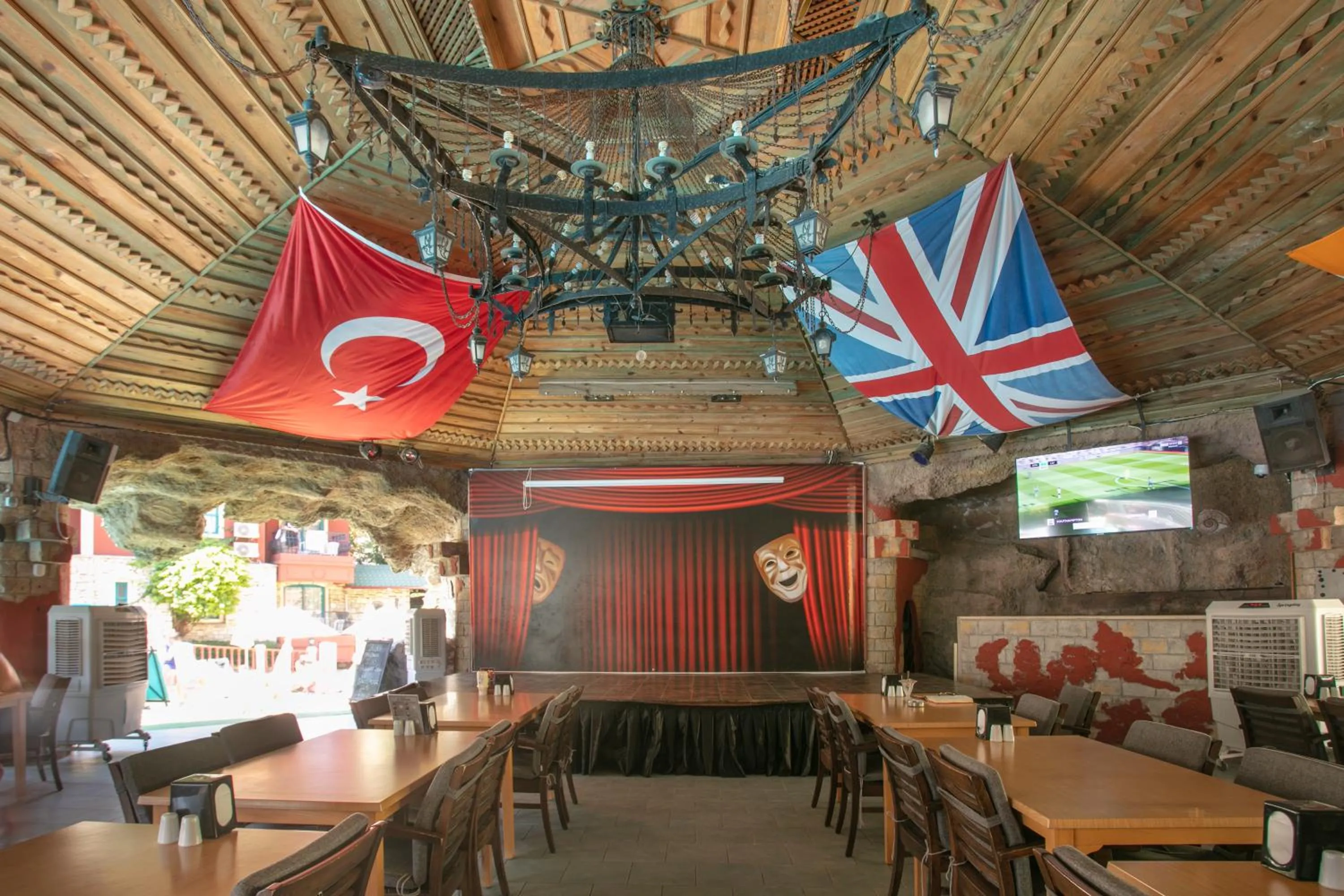 Restaurant/places to eat in Grand Aquarium